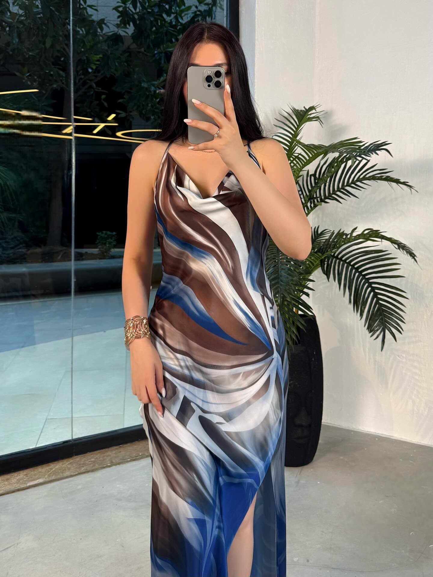 Silena İp Askılı Önü Yırtmaçlı Midi Boy Desenli İthal Saten Elbise Mavi