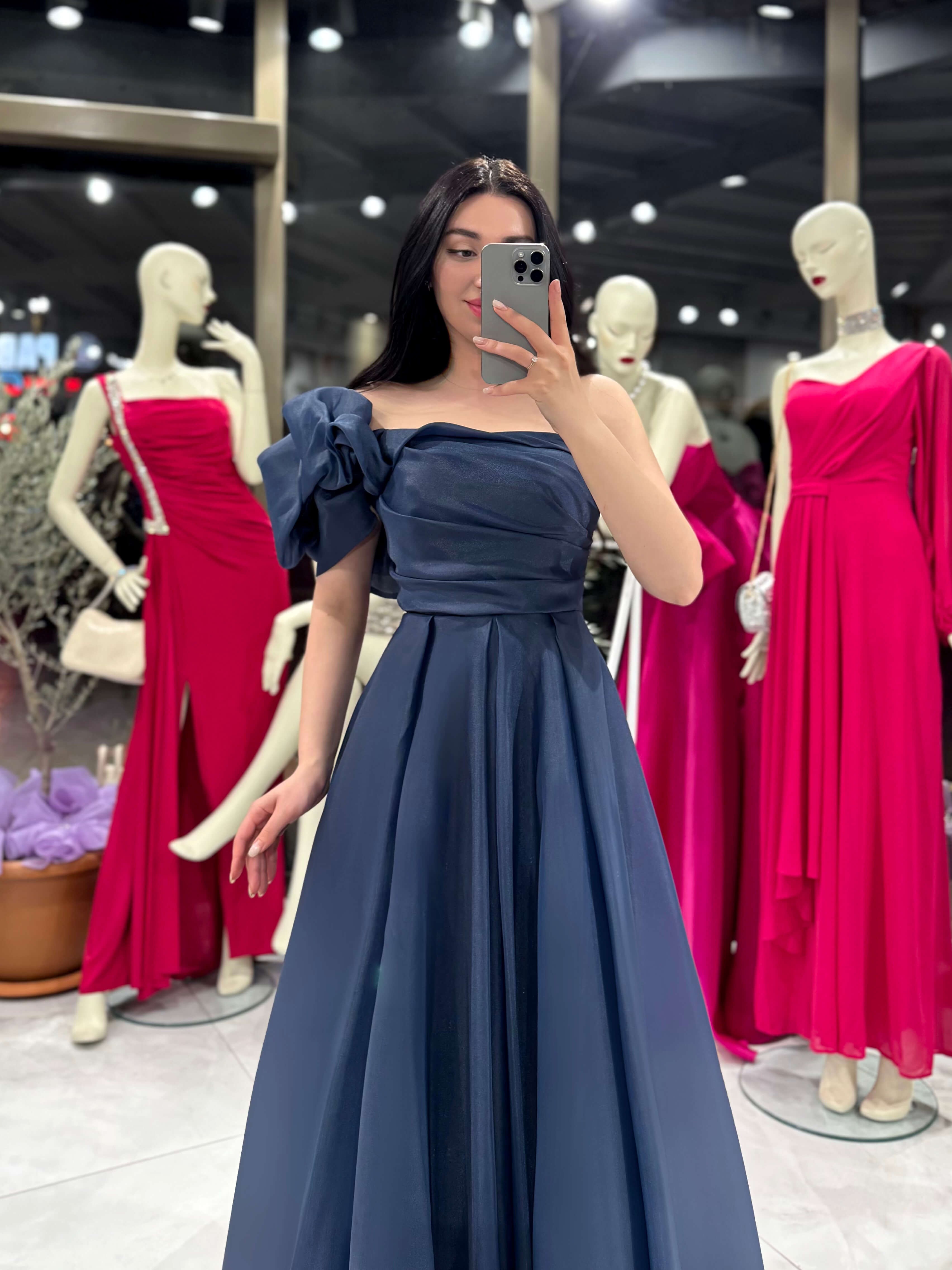 Mariah Büzgülü Tek Kol Arkası İpli Astarlı Organze Uzun Elbise Lacivert