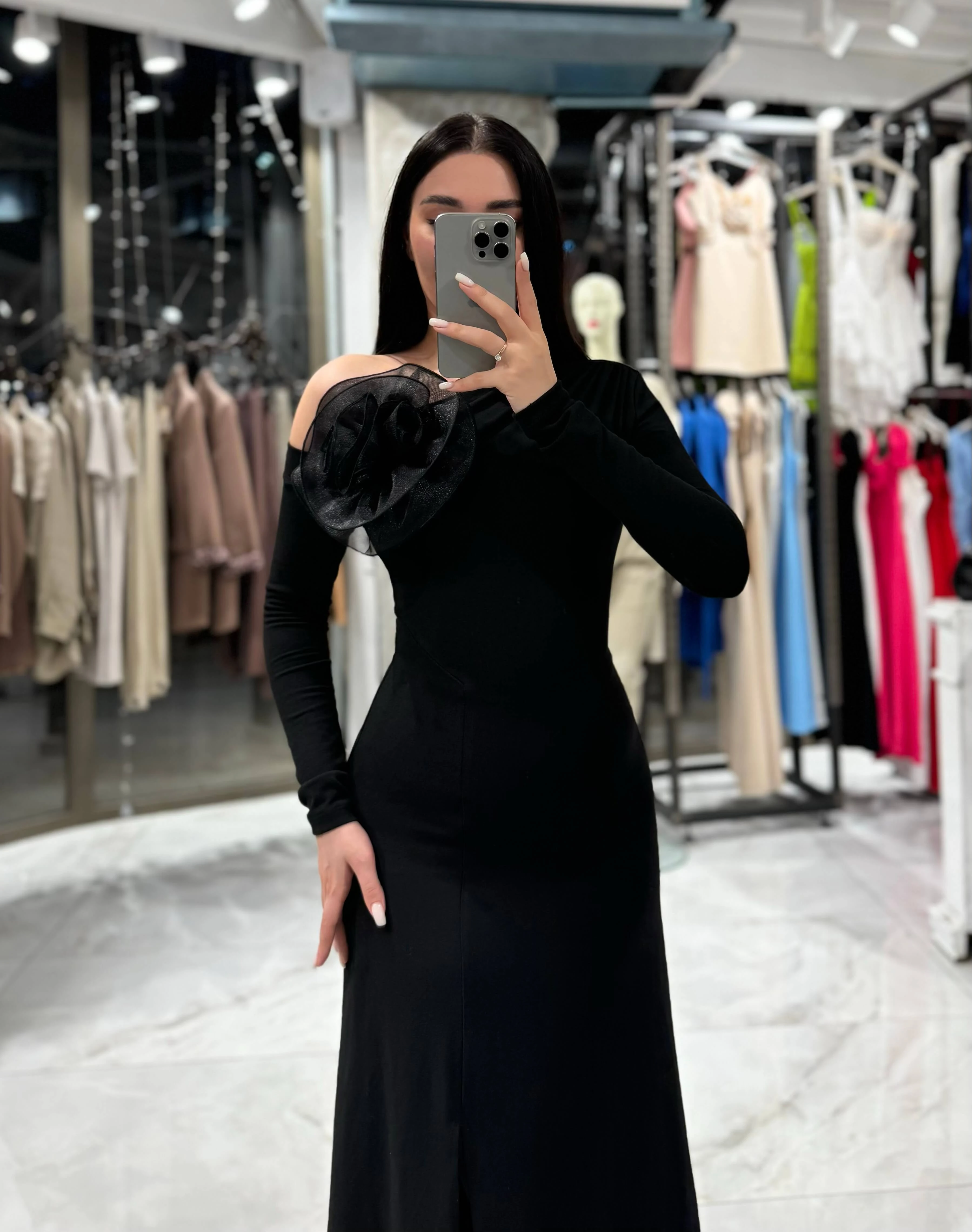 Vayona Gül Detaylı Omuz Dekolteli Maxi Boy Elbise Siyah