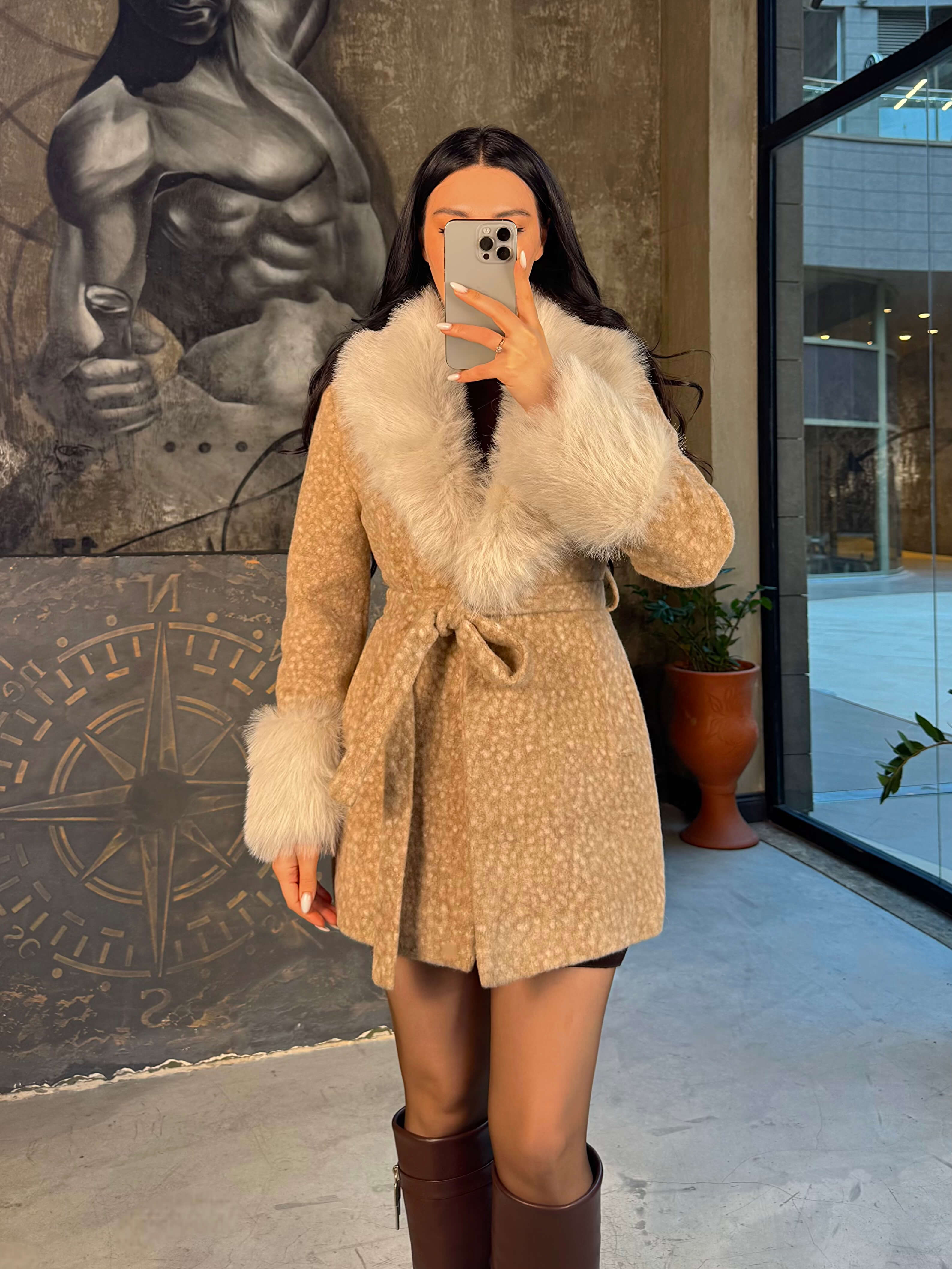 Santer Yaka Ve Kolu Kürklü Kemerli Bukle Kısa Kaban Bej