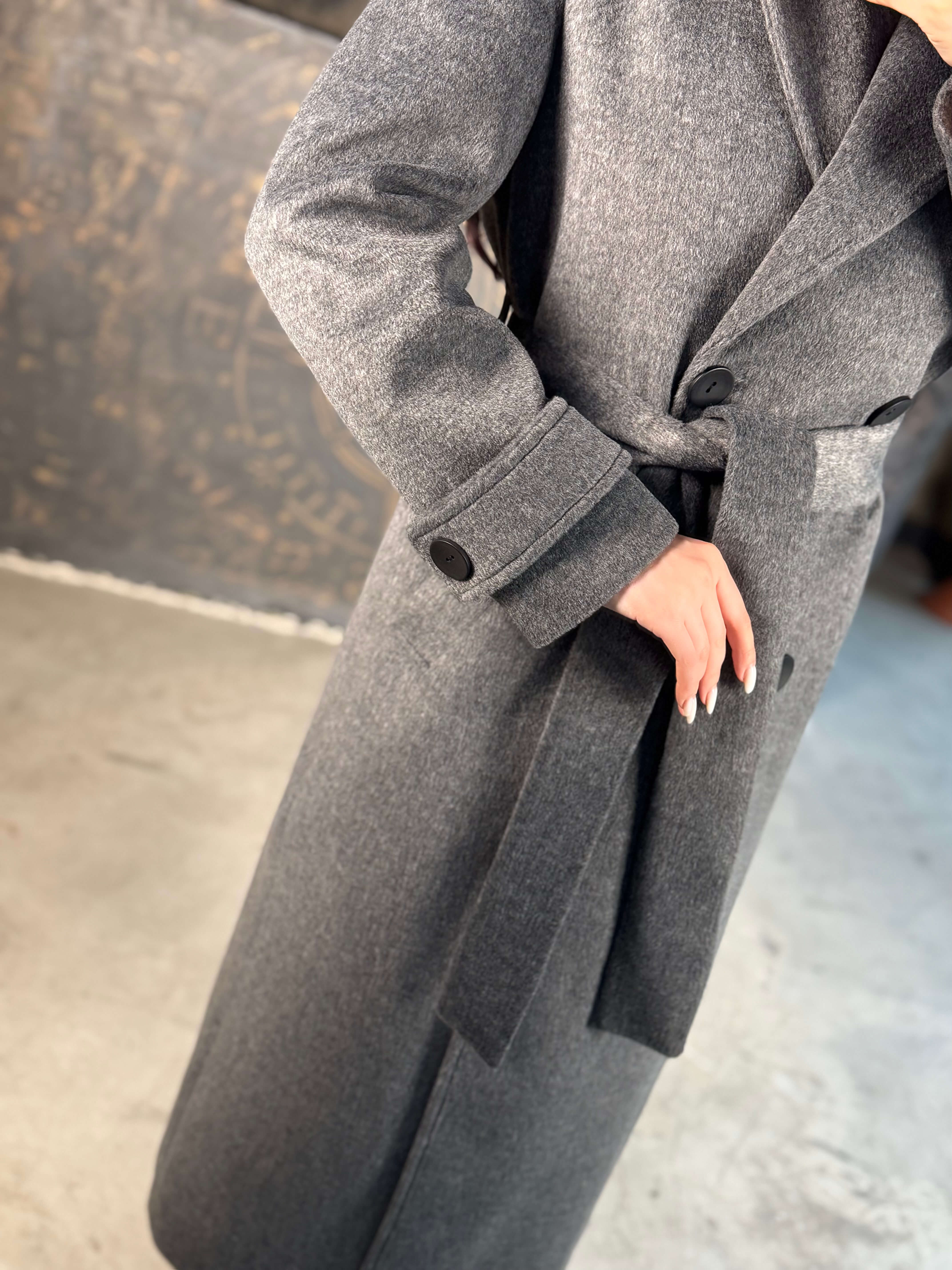 Brendes Kolları Apoletli Kuşaklı Uzun Boy Önü Düğmeli Arkası Yırtmaçlı Yün Karışımlı Rahat Kalıp Kaban Gri