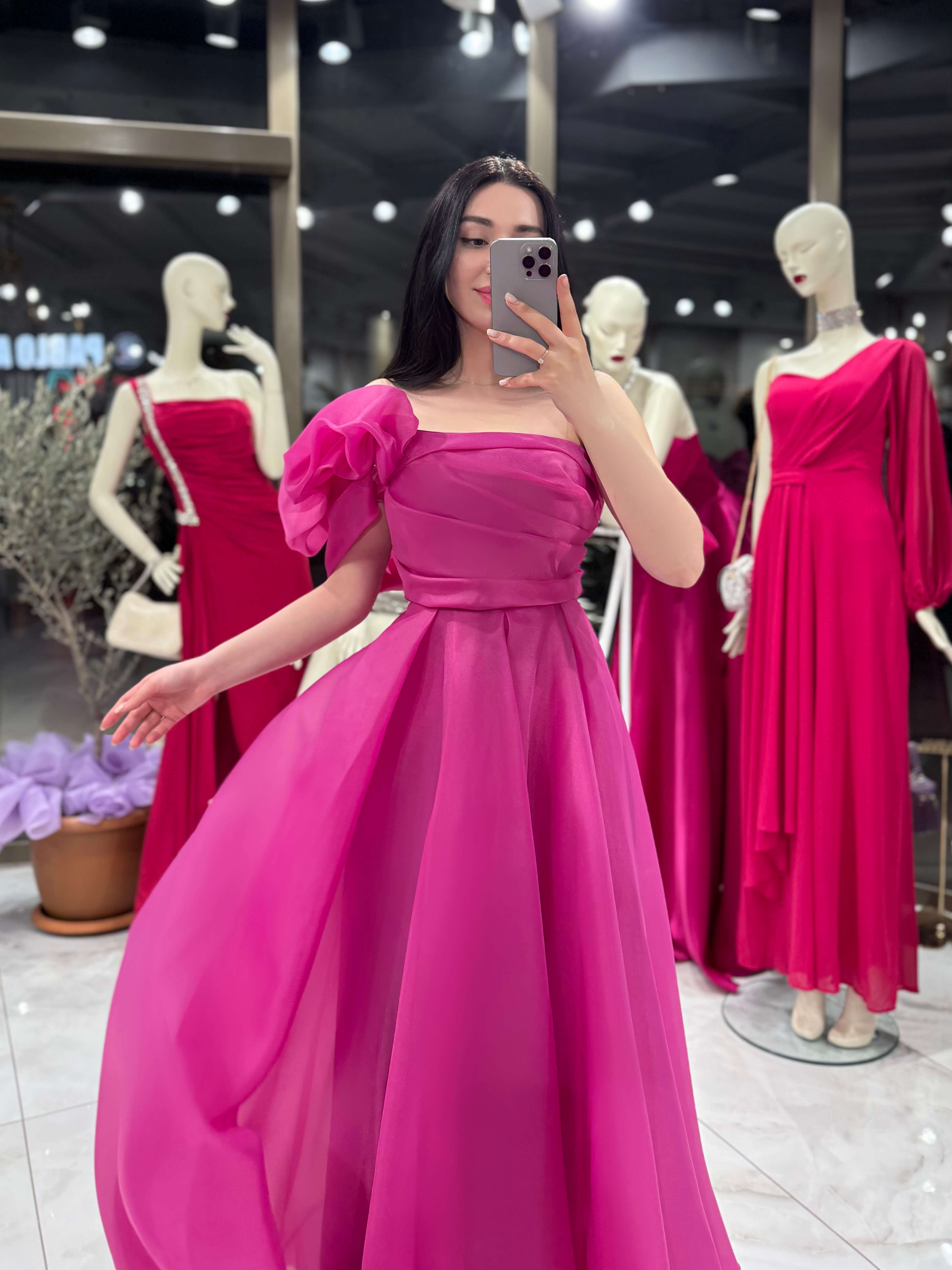 Mariah Büzgülü Tek Kol Arkası İpli Astarlı Organze Uzun Elbise Fuşya