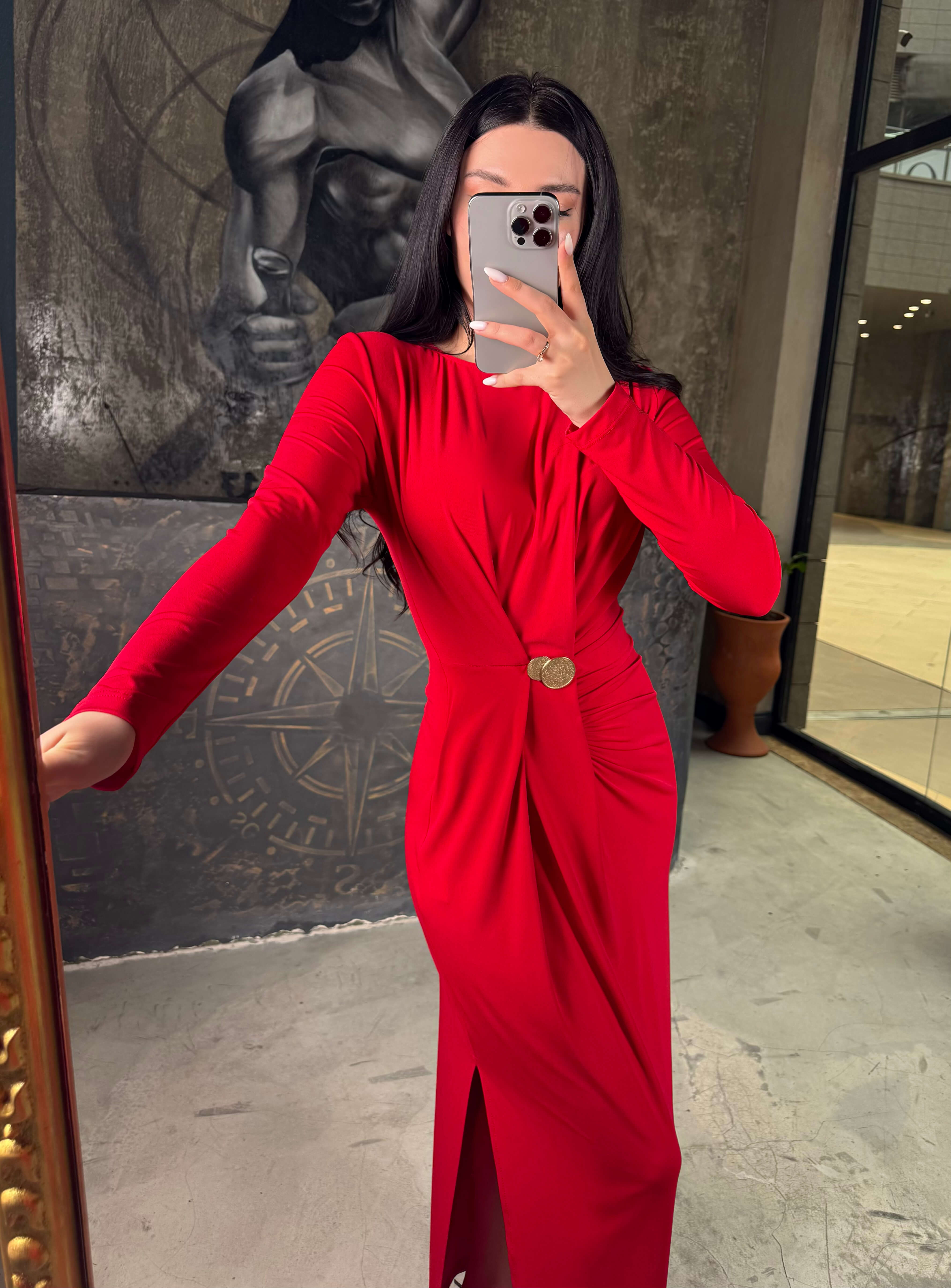 Taira Yanı Yırtmaçlı ve Tokalı Büzgülü Midi Boy Elbise Kırmızı