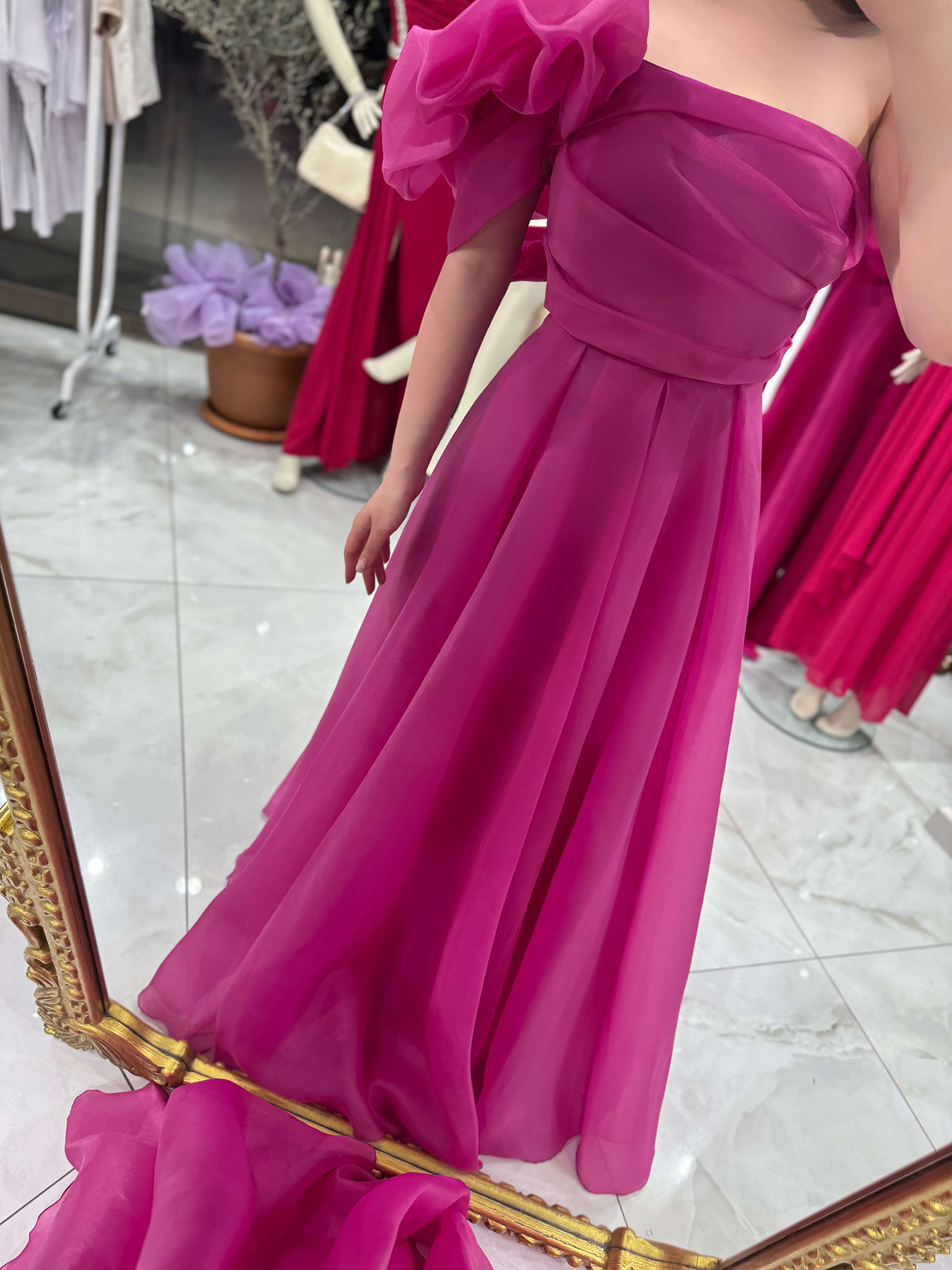 Mariah Büzgülü Tek Kol Arkası İpli Astarlı Organze Uzun Elbise Fuşya