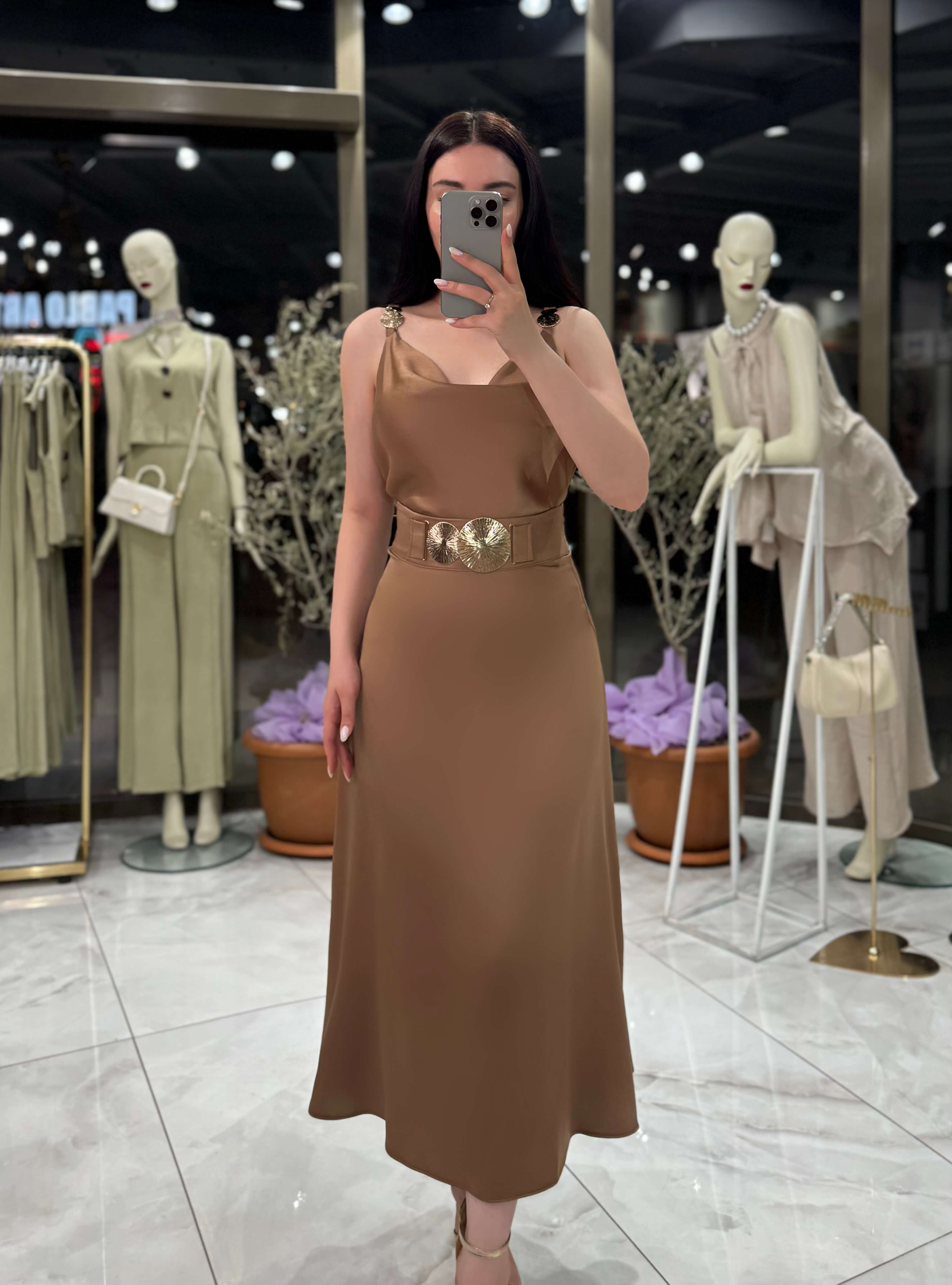 Aliya Gold Aksesuar Detaylı Midi Boy Saten Etek Camel