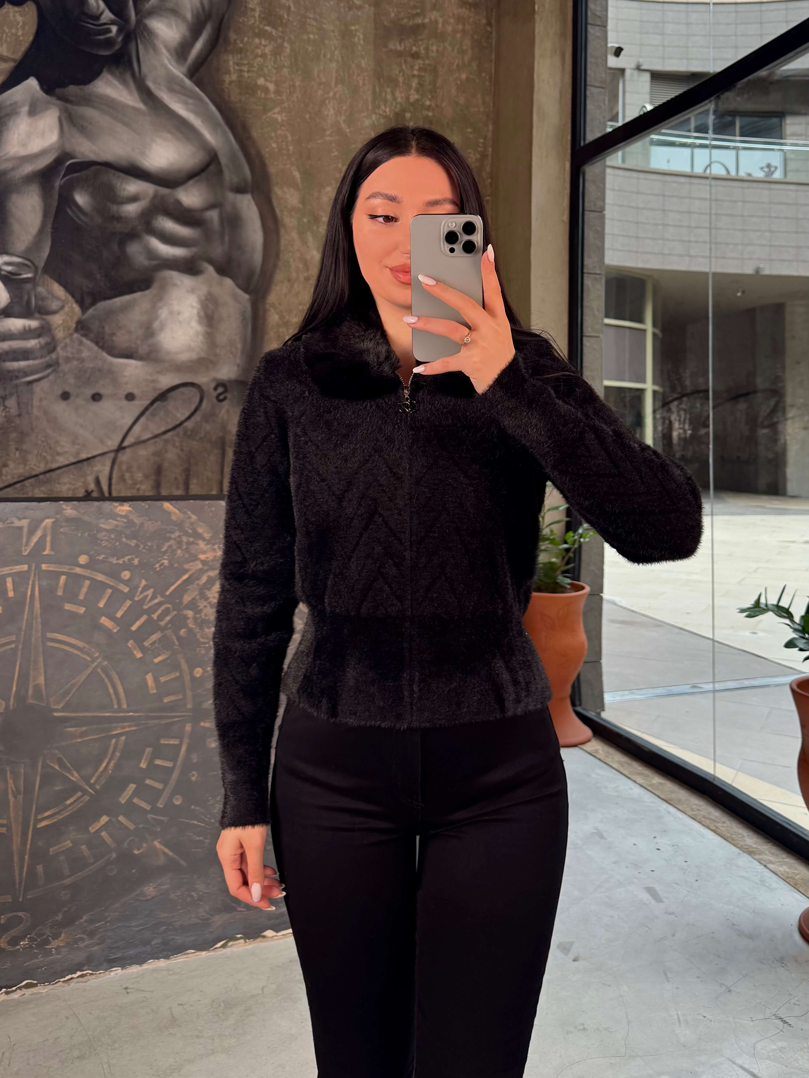 Nixie Yakası Kürklü Zikzak Desenli Fermuarlı Hırka-Siyah