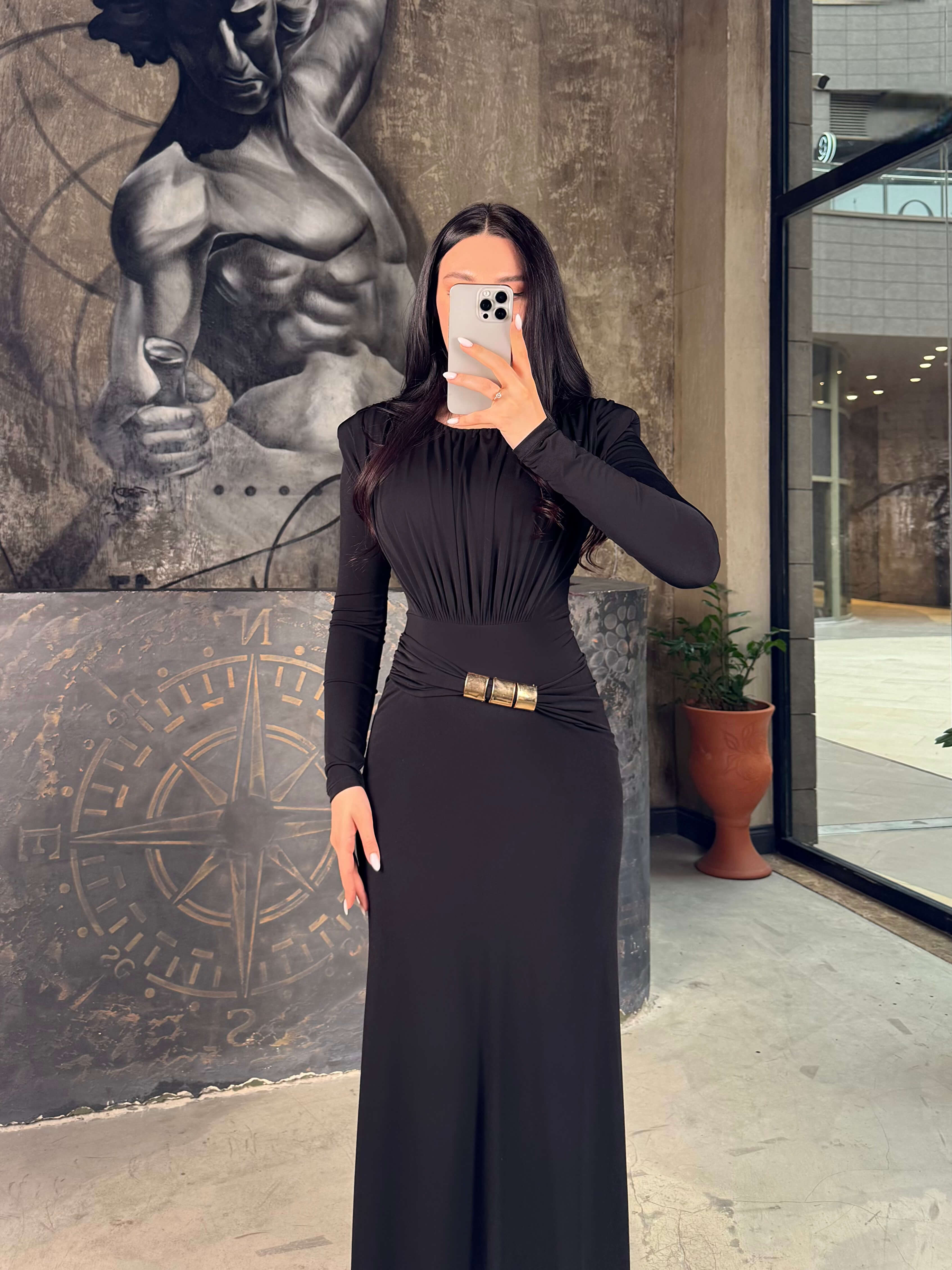 Amira Uzun Beli Büzgülü Toka Detaylı Vatkalı Uzun Kol Elbise Siyah