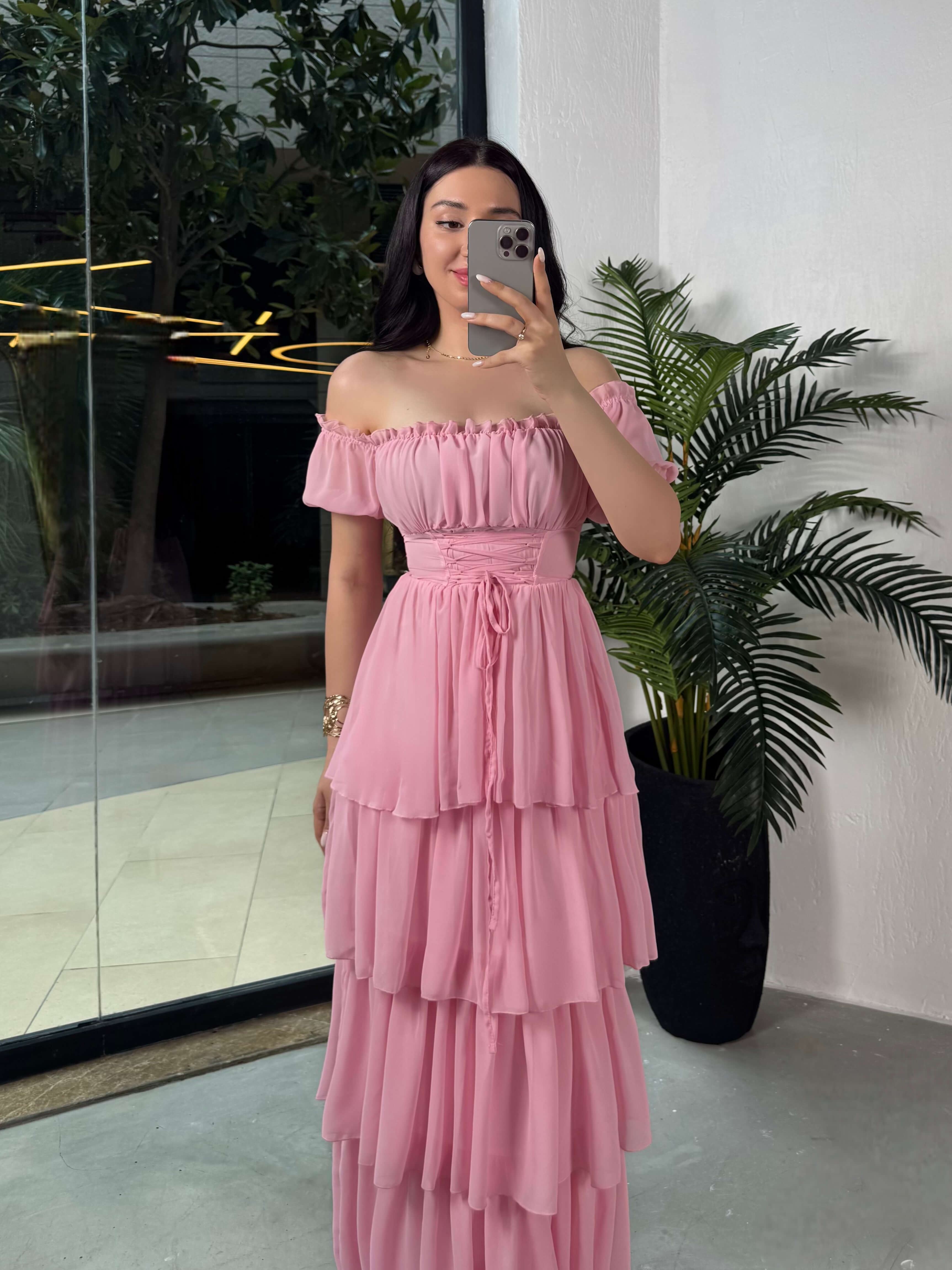 Milanka Eteği Katlı Önü Korse Görünümlü Balon Düşük Kol Uzun Şifon Astarlı Elbise Pembe