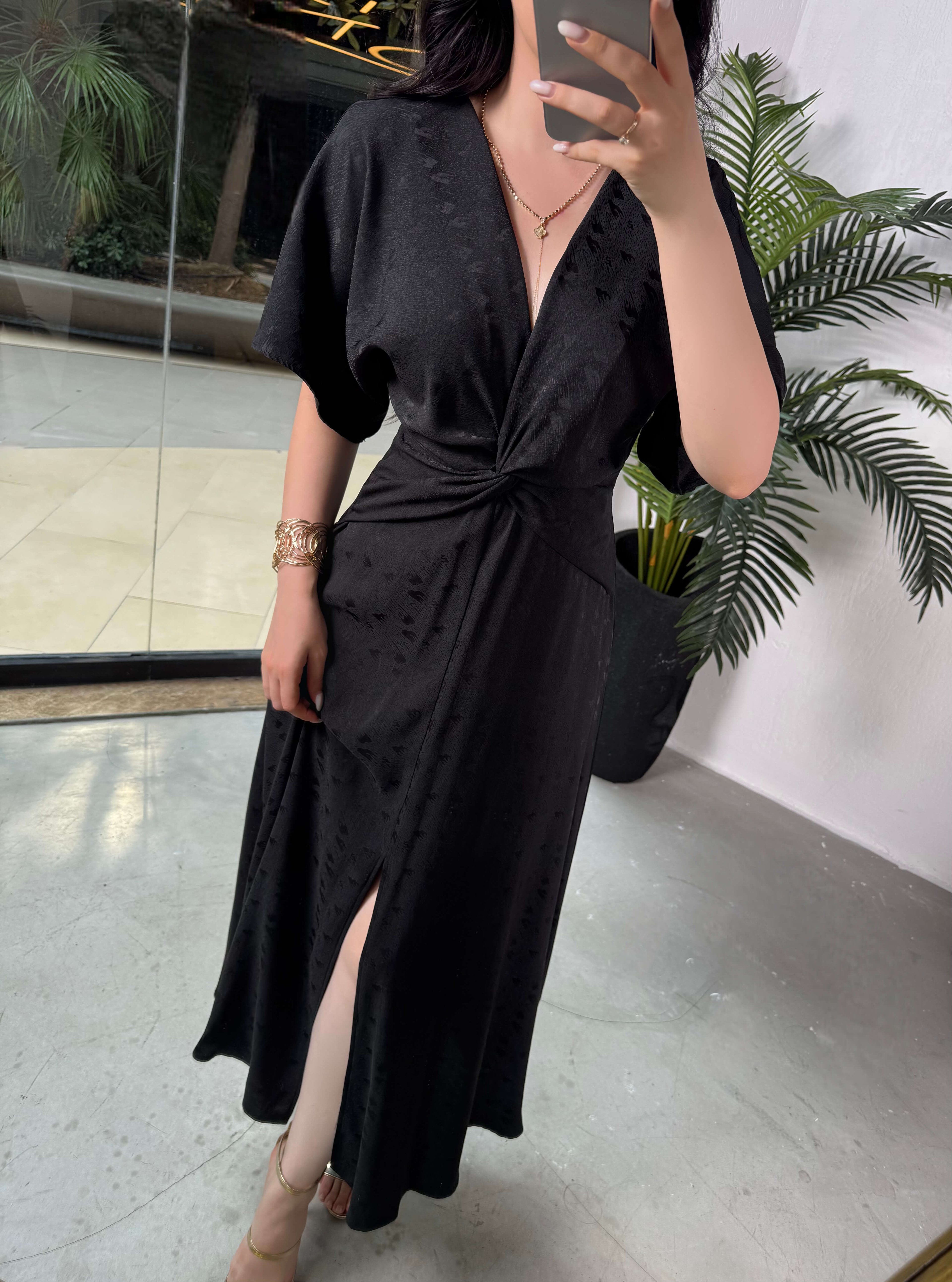 Kamilla Önü Yırtmaçlı Saten Desenli Kısa Kol Midi Boy Elbise Siyah