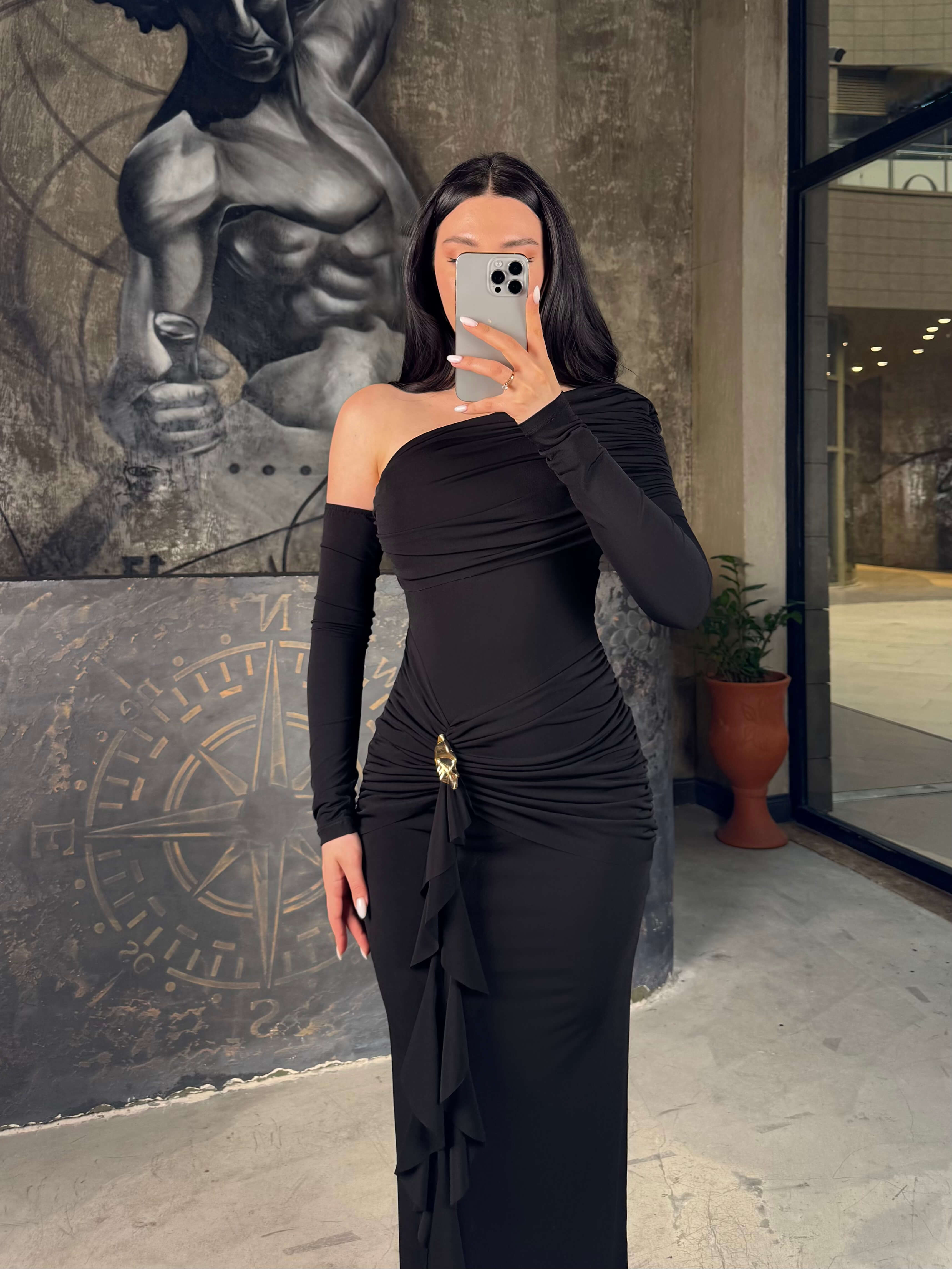 Rayla Düşük Omuz Yan Büzgü Tokalı Midi Boy Elbise Siyah