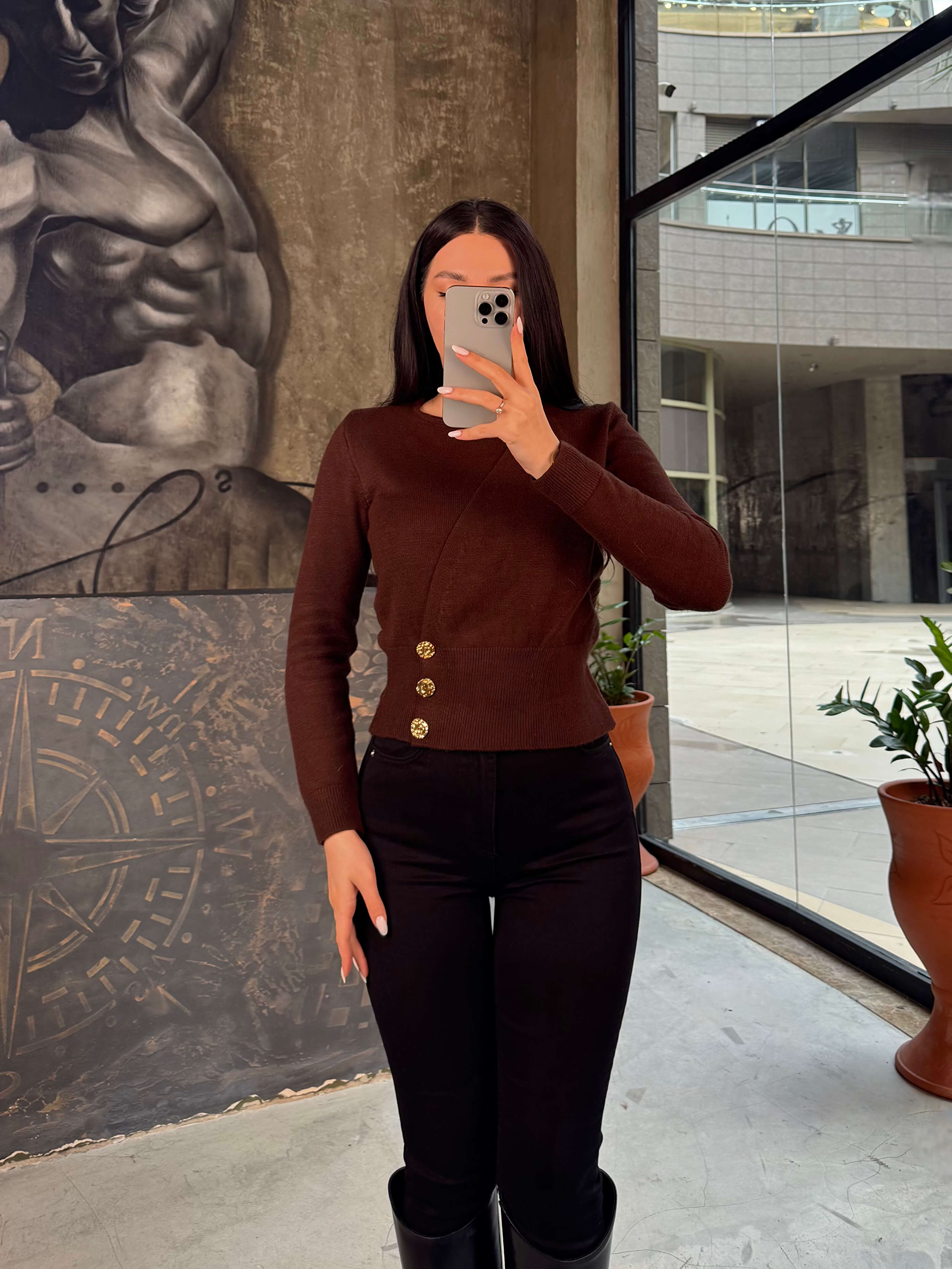 Armina Gol Düğme Aksesuarlı Yakası Dekolte Detaylı Triko Kazak Kahve