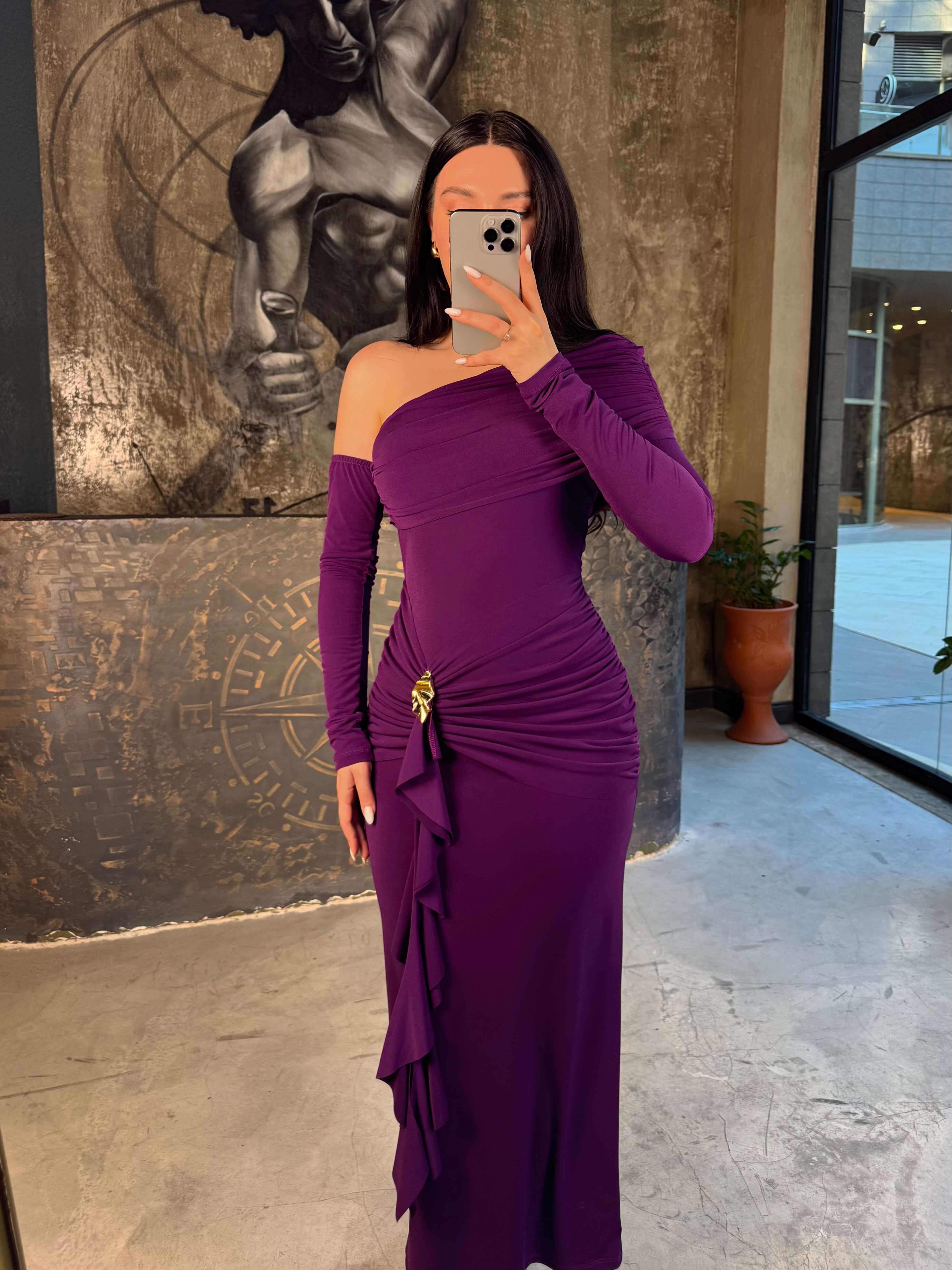 Rayla Düşük Omuz Yan Büzgü Tokalı Midi Boy Elbise Mor