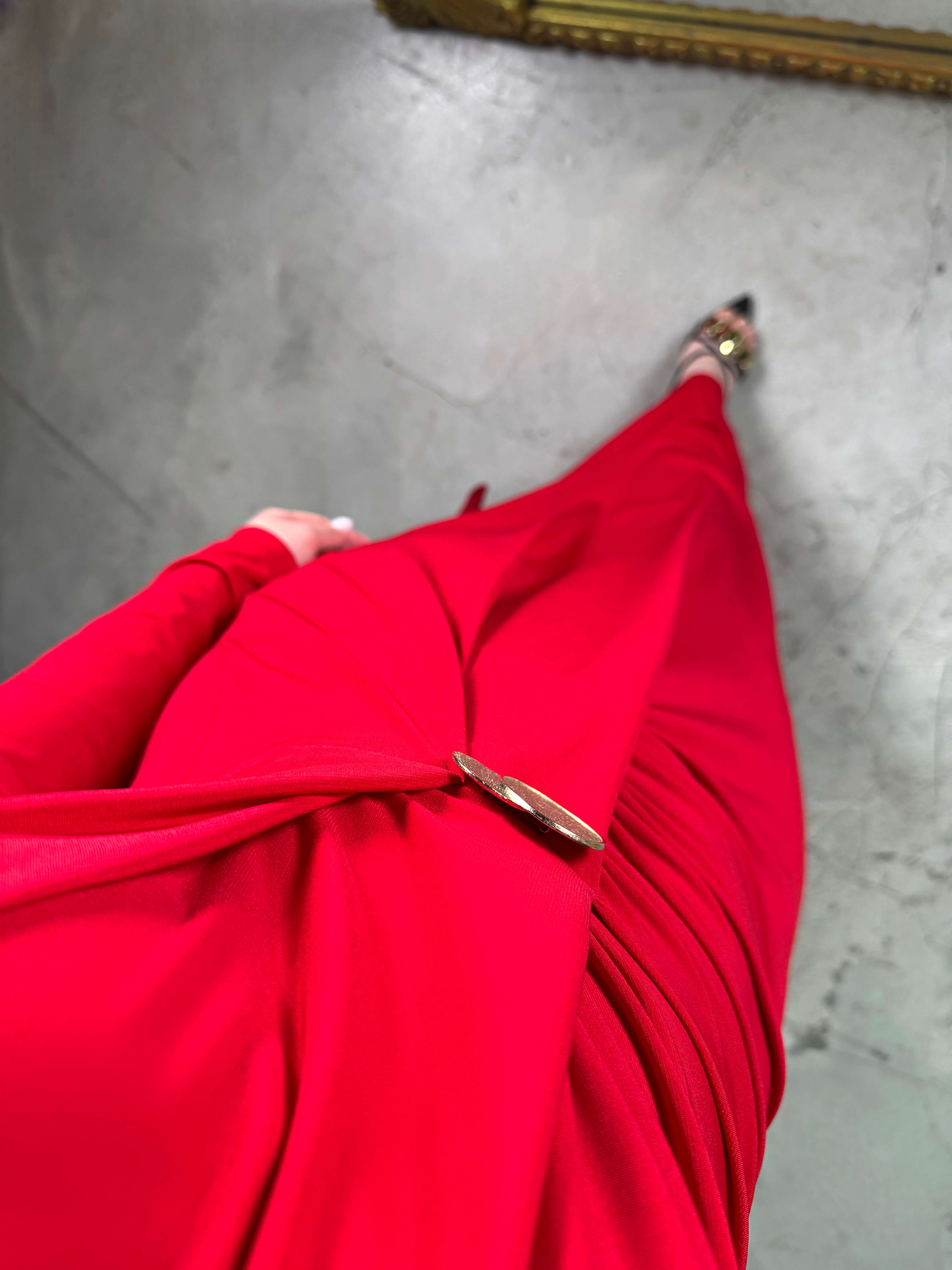 Taira Yanı Yırtmaçlı ve Tokalı Büzgülü Midi Boy Elbise Kırmızı