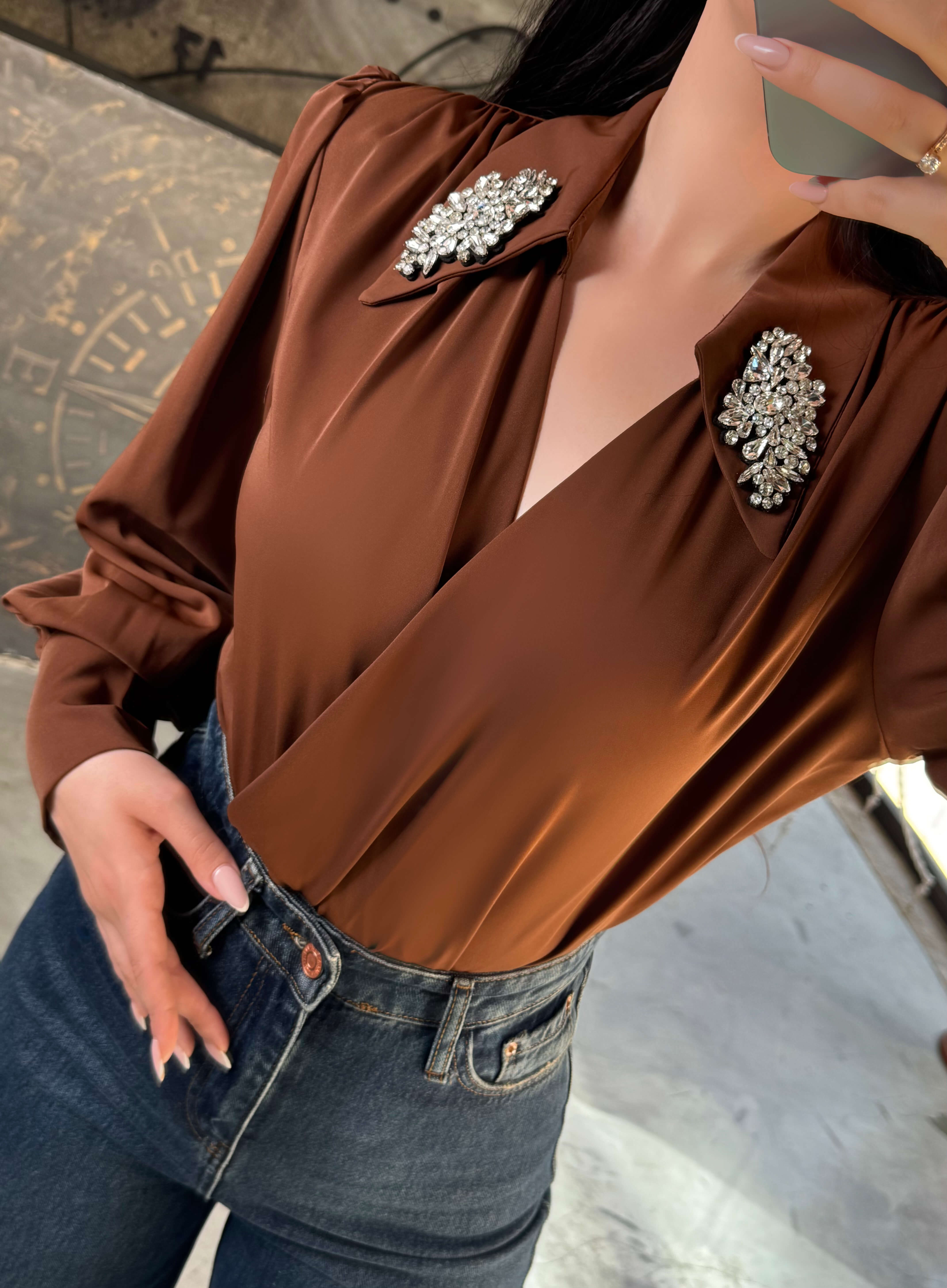 Salome Yakası Aksesuarlı Kruvaze Yaka Bodysuit Kahve