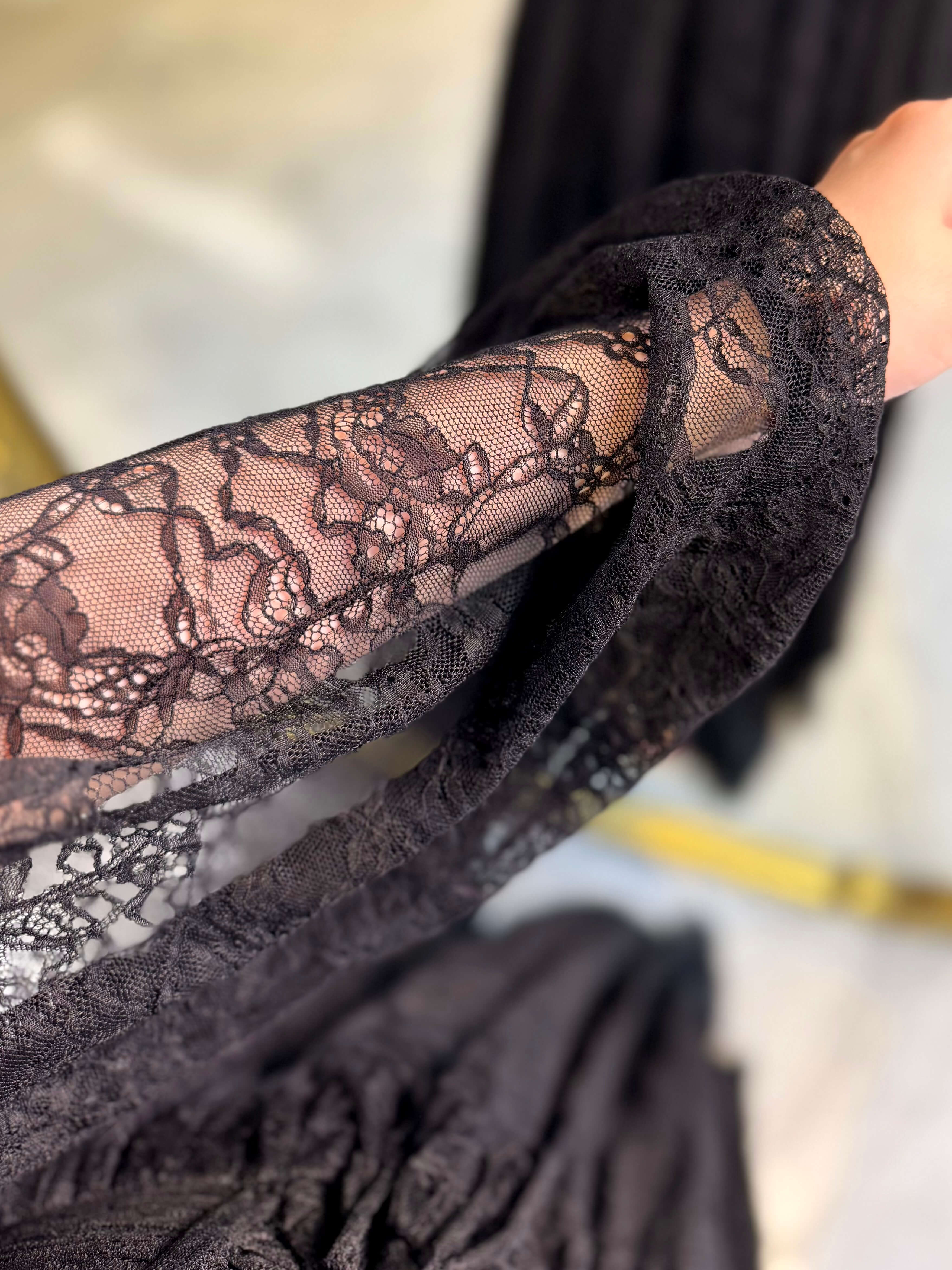 Daliya Ekstra Dar Kalıp Dantelli Balon Uzun Kol Korseli Önü Yırtmaçlı Abiye Siyah