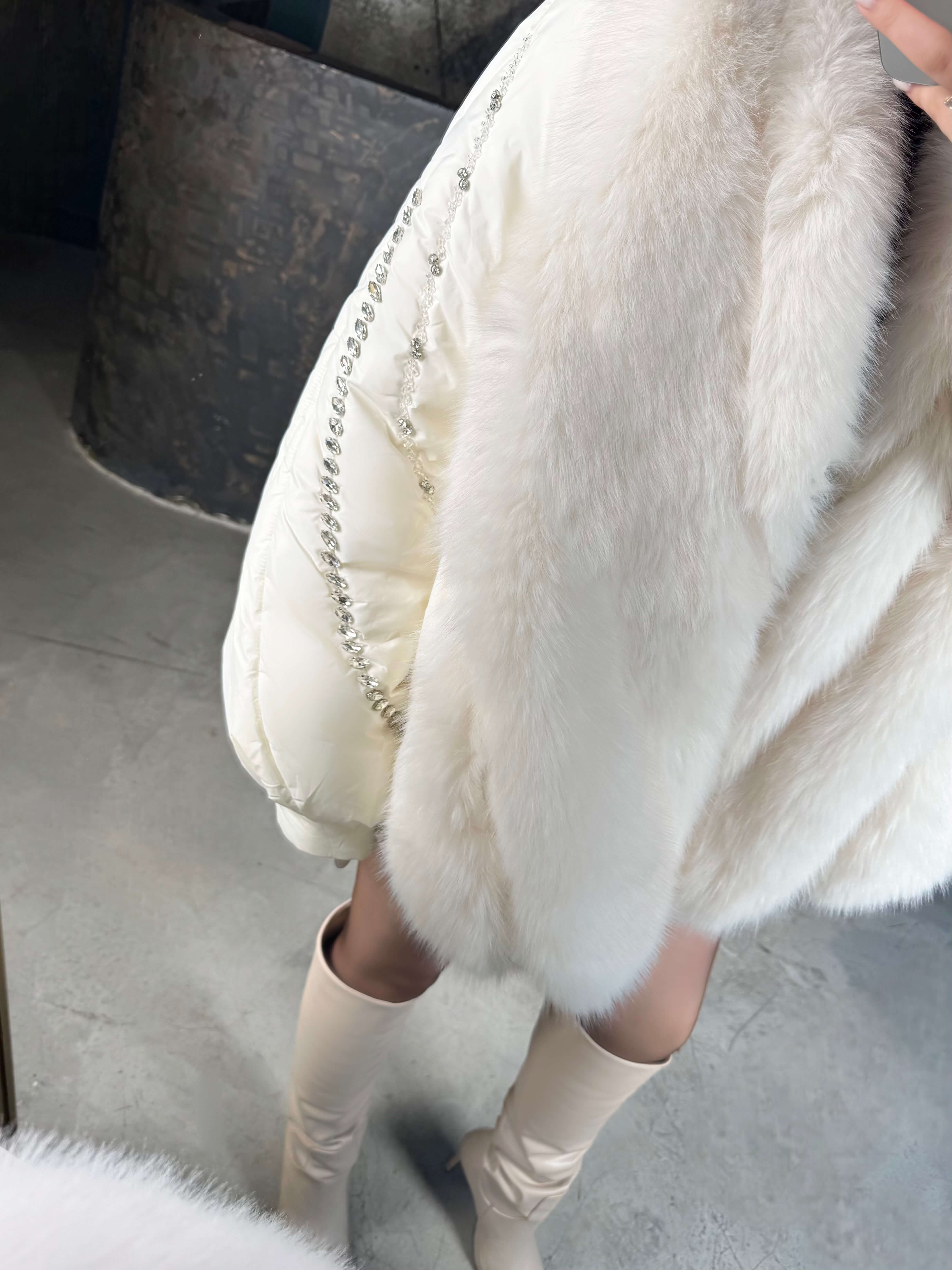 Kimmi Önü Kürk Detay Balon Kol Boncuk Taş İşlemeli İthal Şişme Mont Ekru