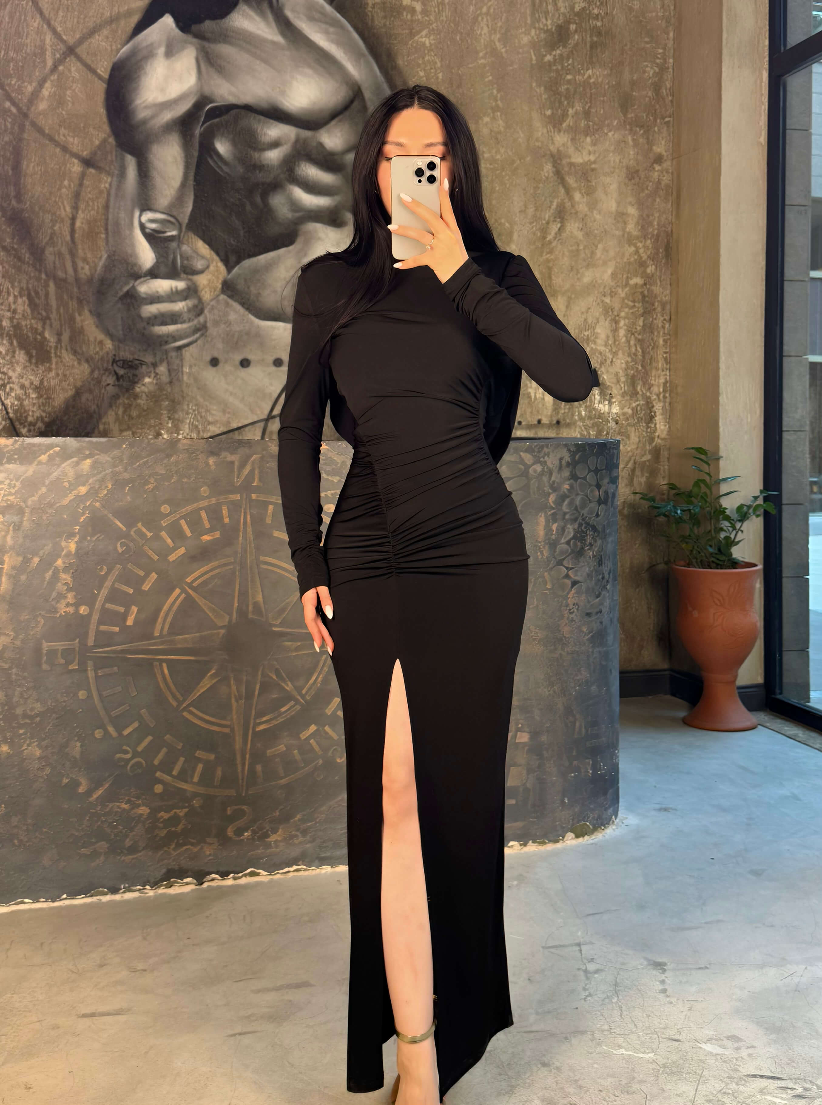 Viyala Sırtı Dekolteli Degaje Kolye Aksesuarlı Önü Yırtmaçlı Midi Boy Elbise Siyah