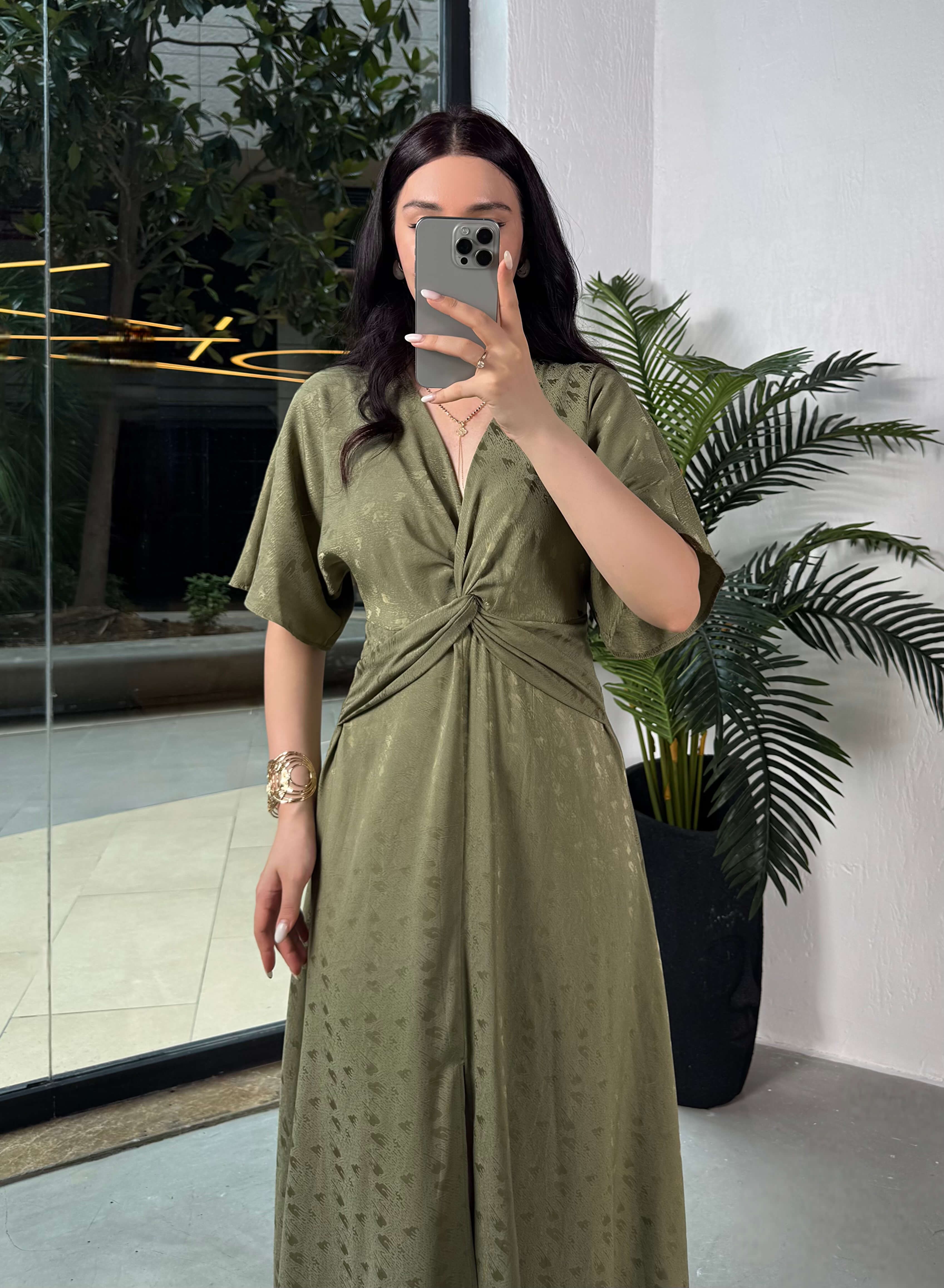 Kamilla Önü Yırtmaçlı Saten Desenli Kısa Kol Midi Boy Elbise Haki