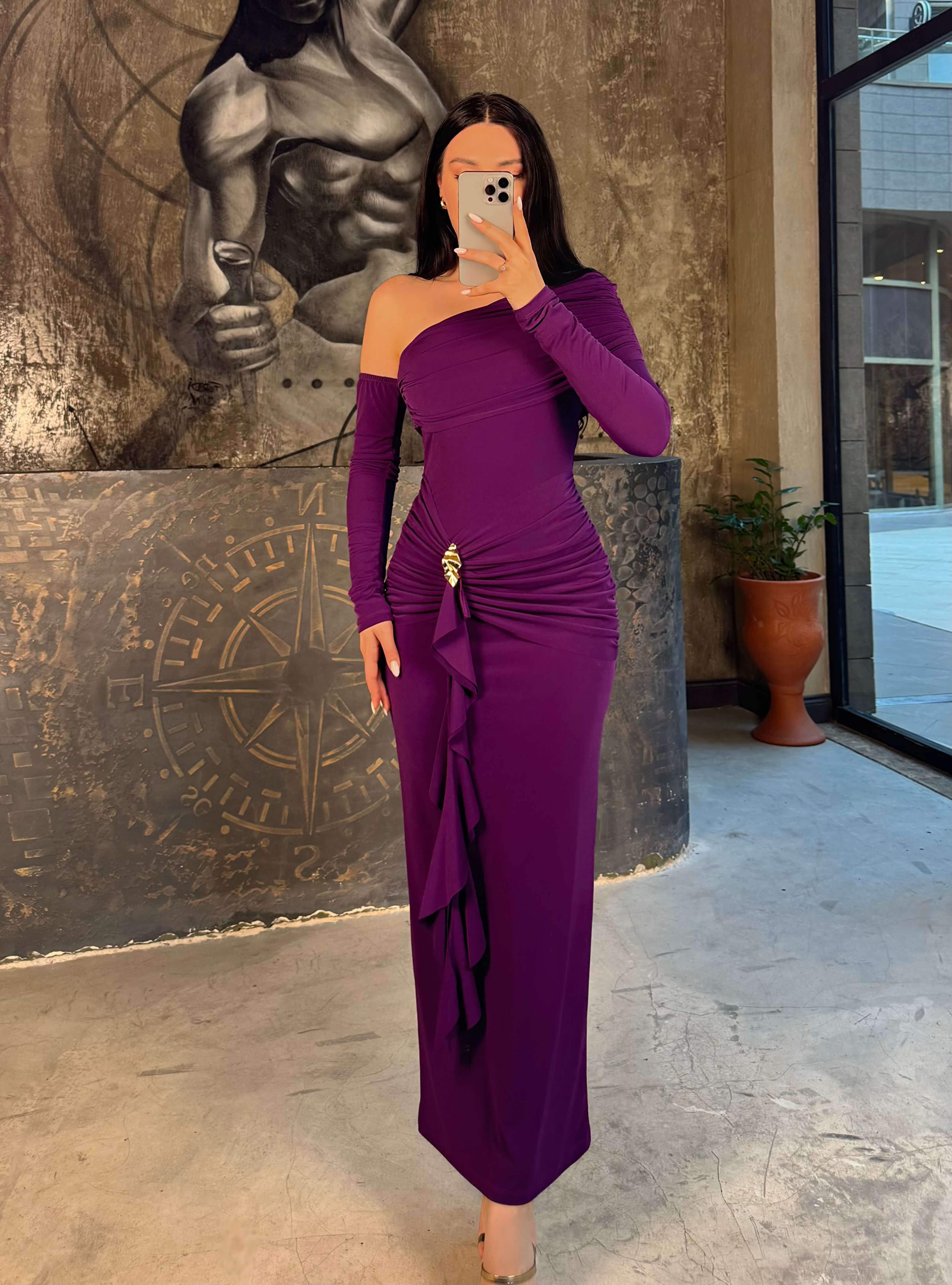 Rayla Düşük Omuz Yan Büzgü Tokalı Midi Boy Elbise Mor