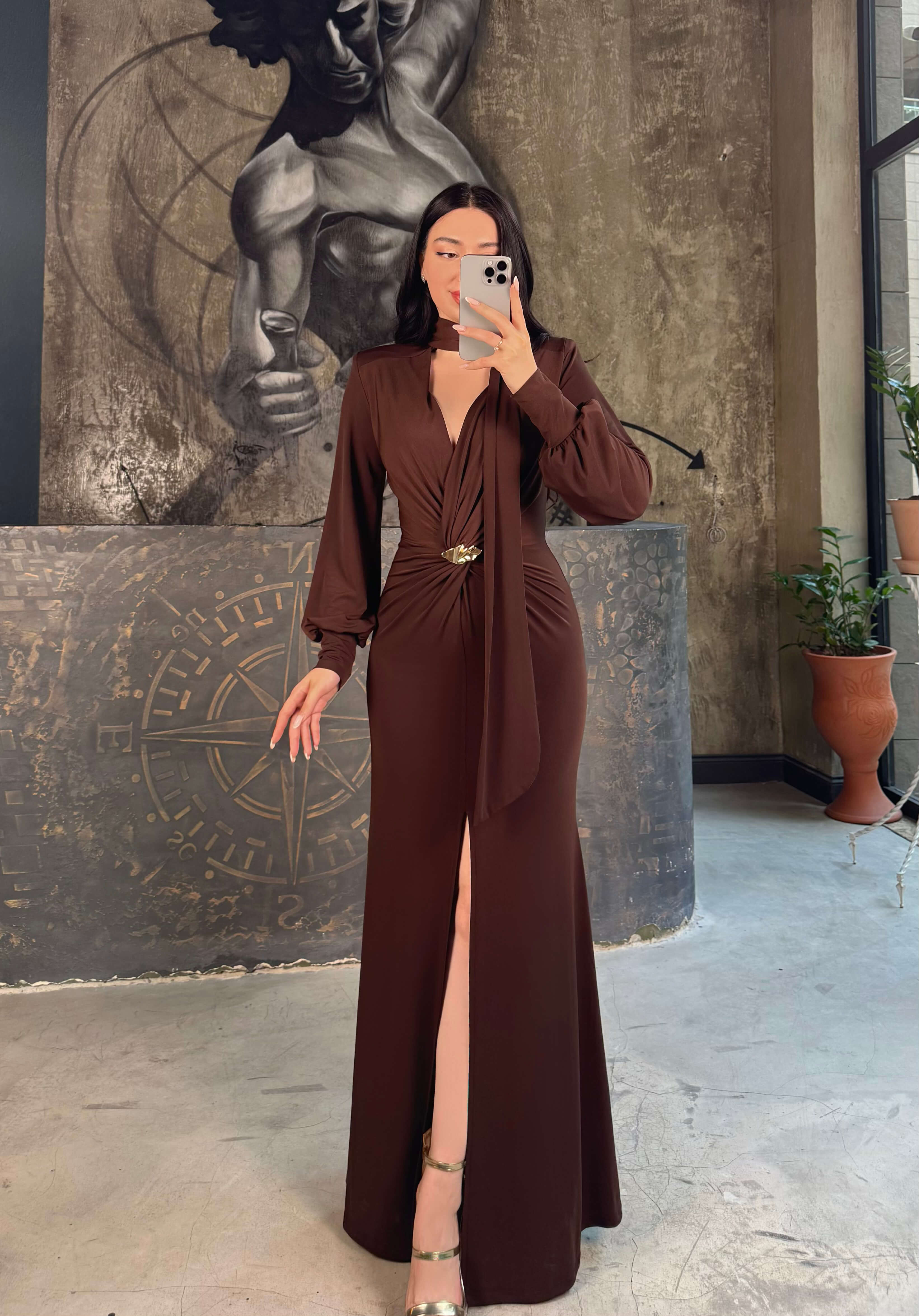 Breanna Omuz Vatkalı Şal Yaka Likralı Aksesuar Detaylı Uzun Elbise Kahverengi