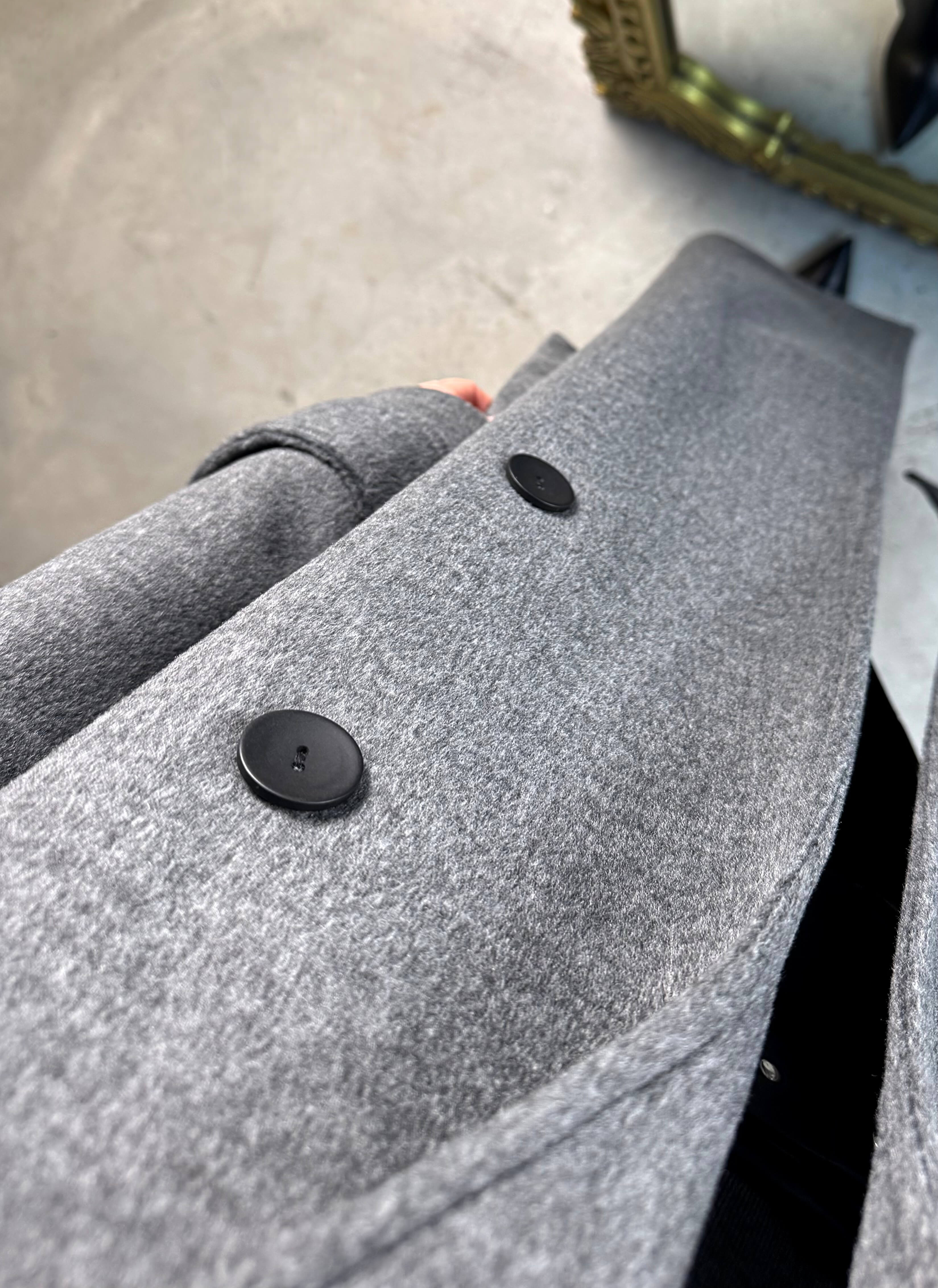 Brendes Kolları Apoletli Kuşaklı Uzun Boy Önü Düğmeli Arkası Yırtmaçlı Yün Karışımlı Rahat Kalıp Kaban Gri