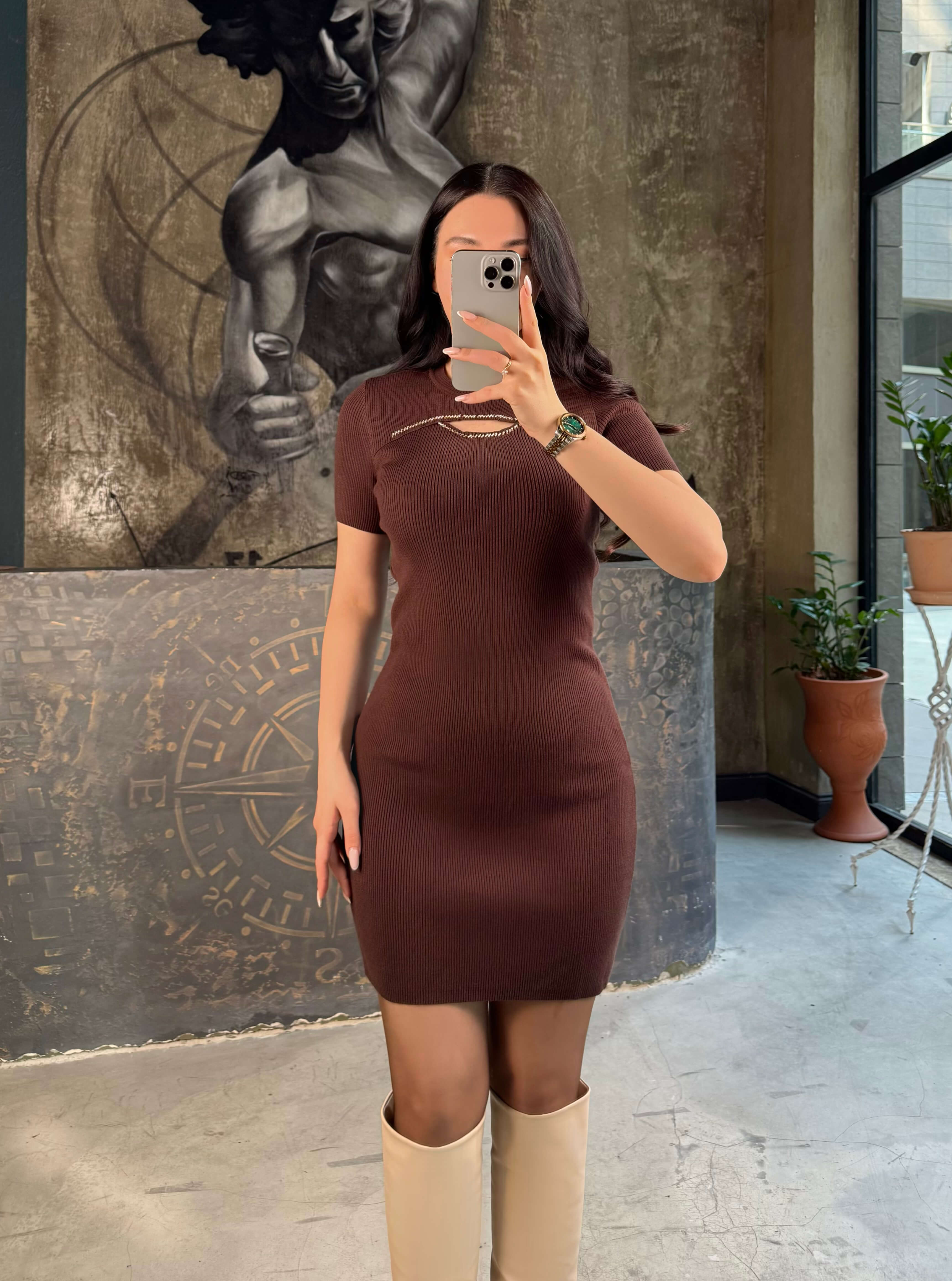 Tasya Boncuk İşleme Dekolteli Kısa Kol Triko Mini Elbise Kahve