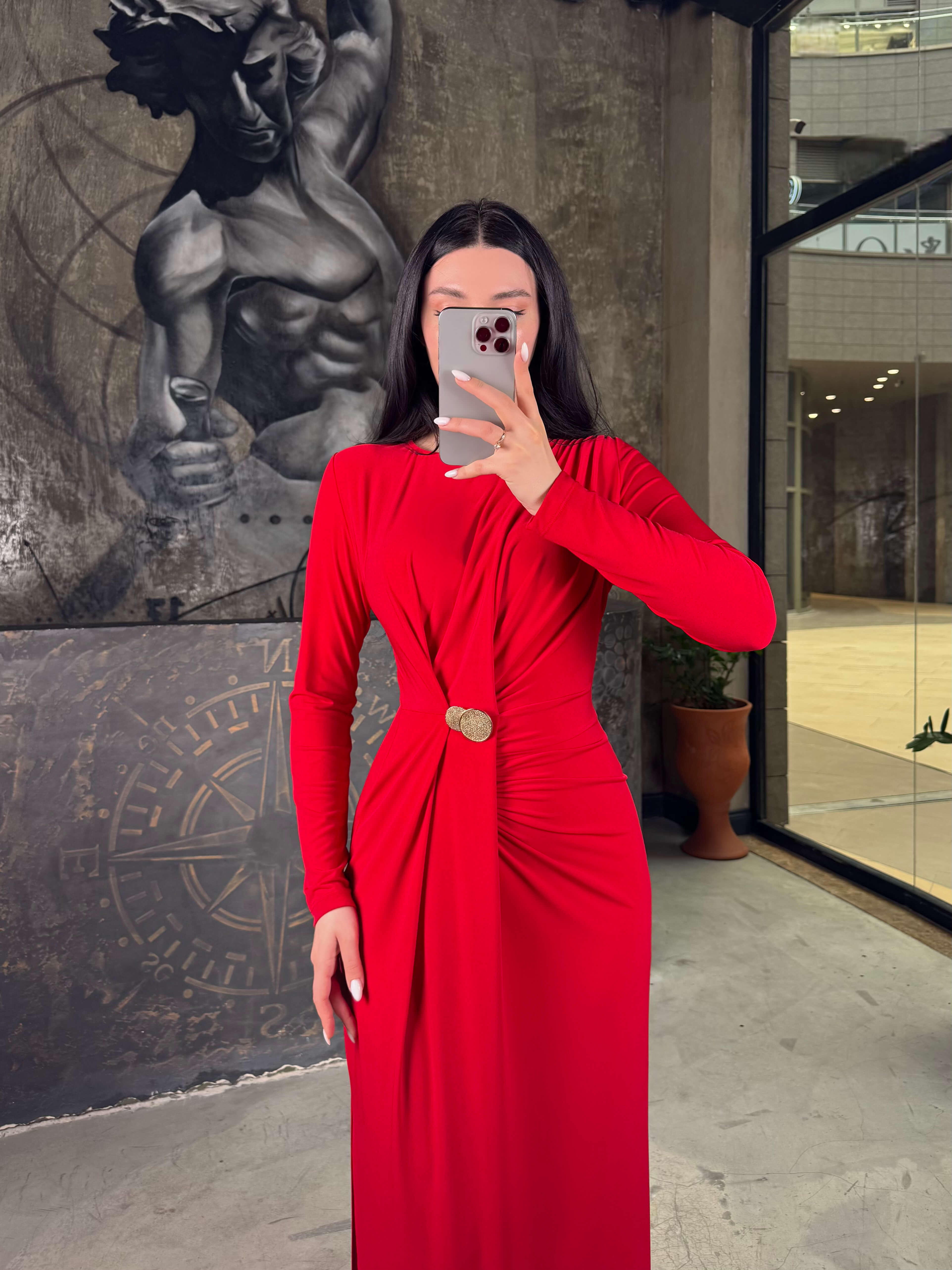 Taira Yanı Yırtmaçlı ve Tokalı Büzgülü Midi Boy Elbise Kırmızı