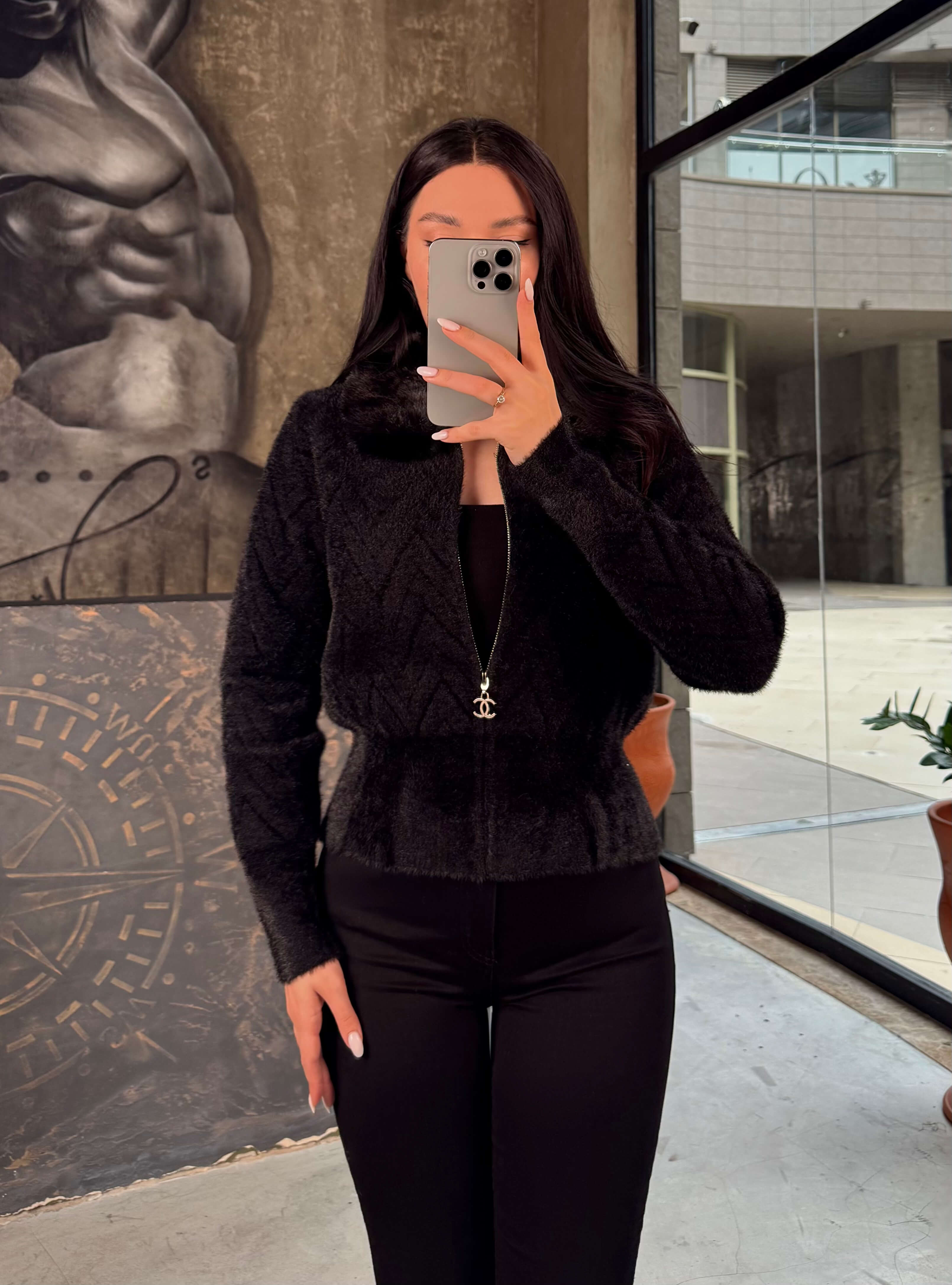 Nixie Yakası Kürklü Zikzak Desenli Fermuarlı Hırka-Siyah