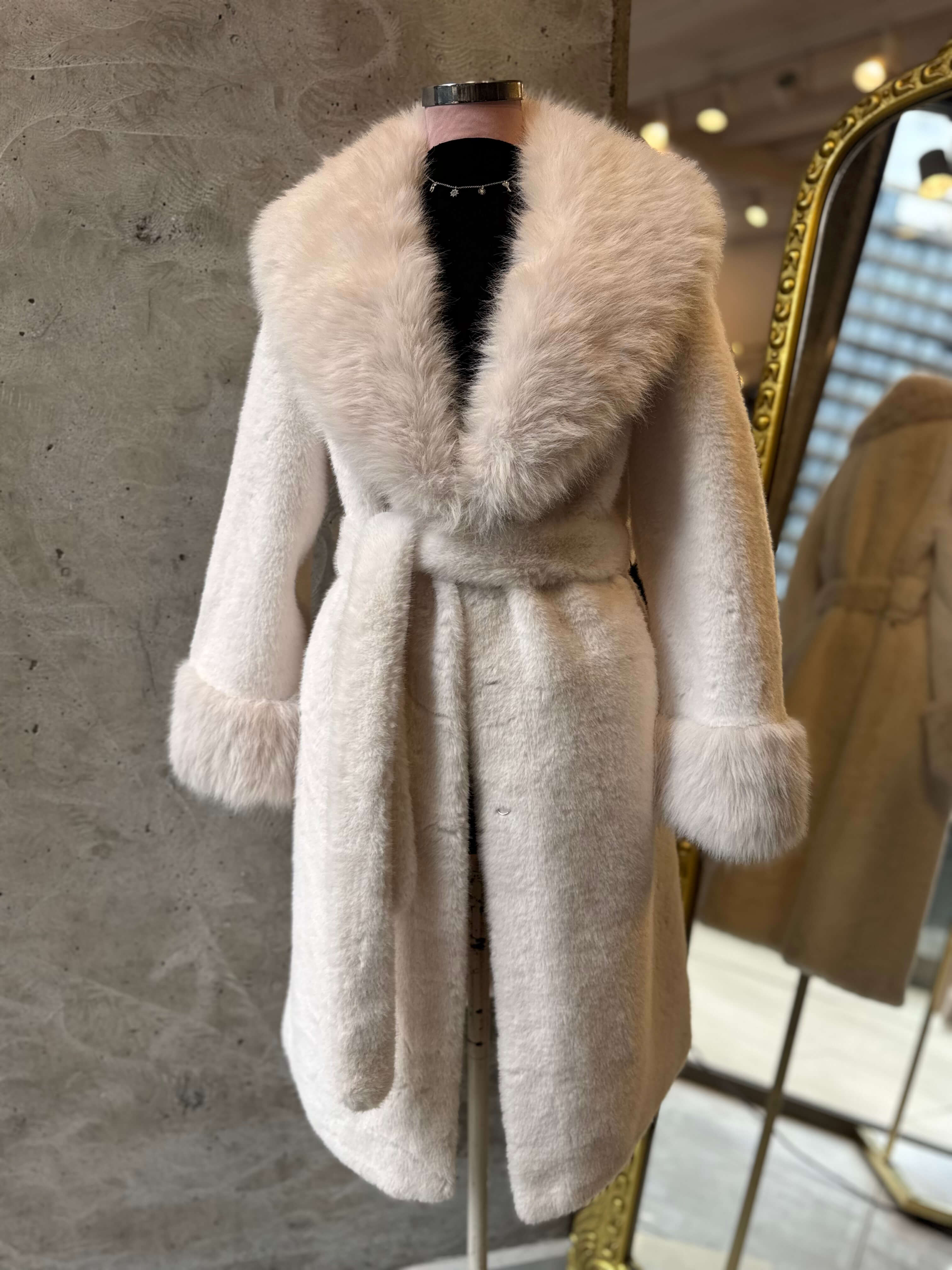 Dora Uzun Kuşaklı Yak Kol Detaylı Vip İthal Kürk Ekru