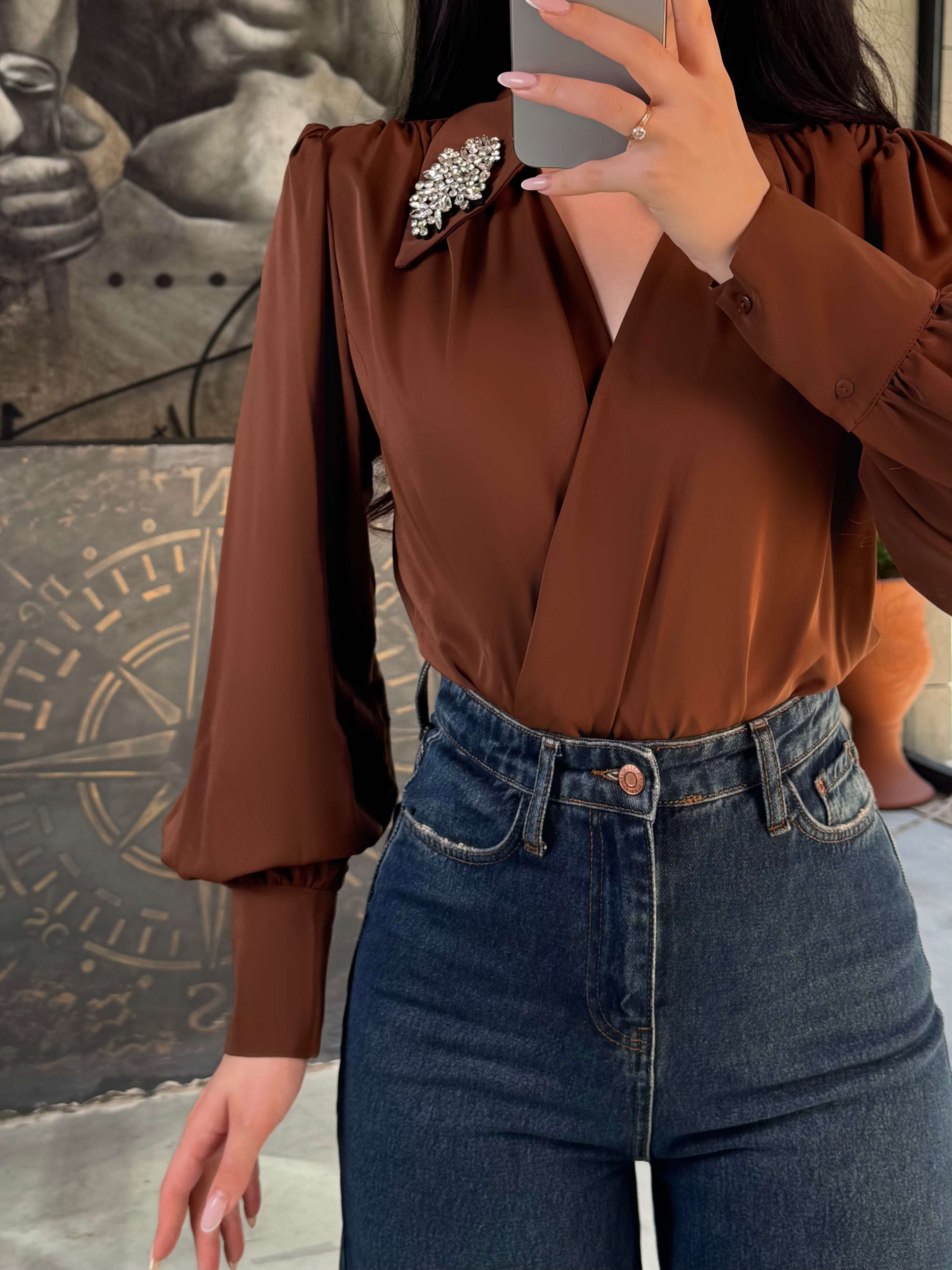 Salome Yakası Aksesuarlı Kruvaze Yaka Bodysuit Kahve