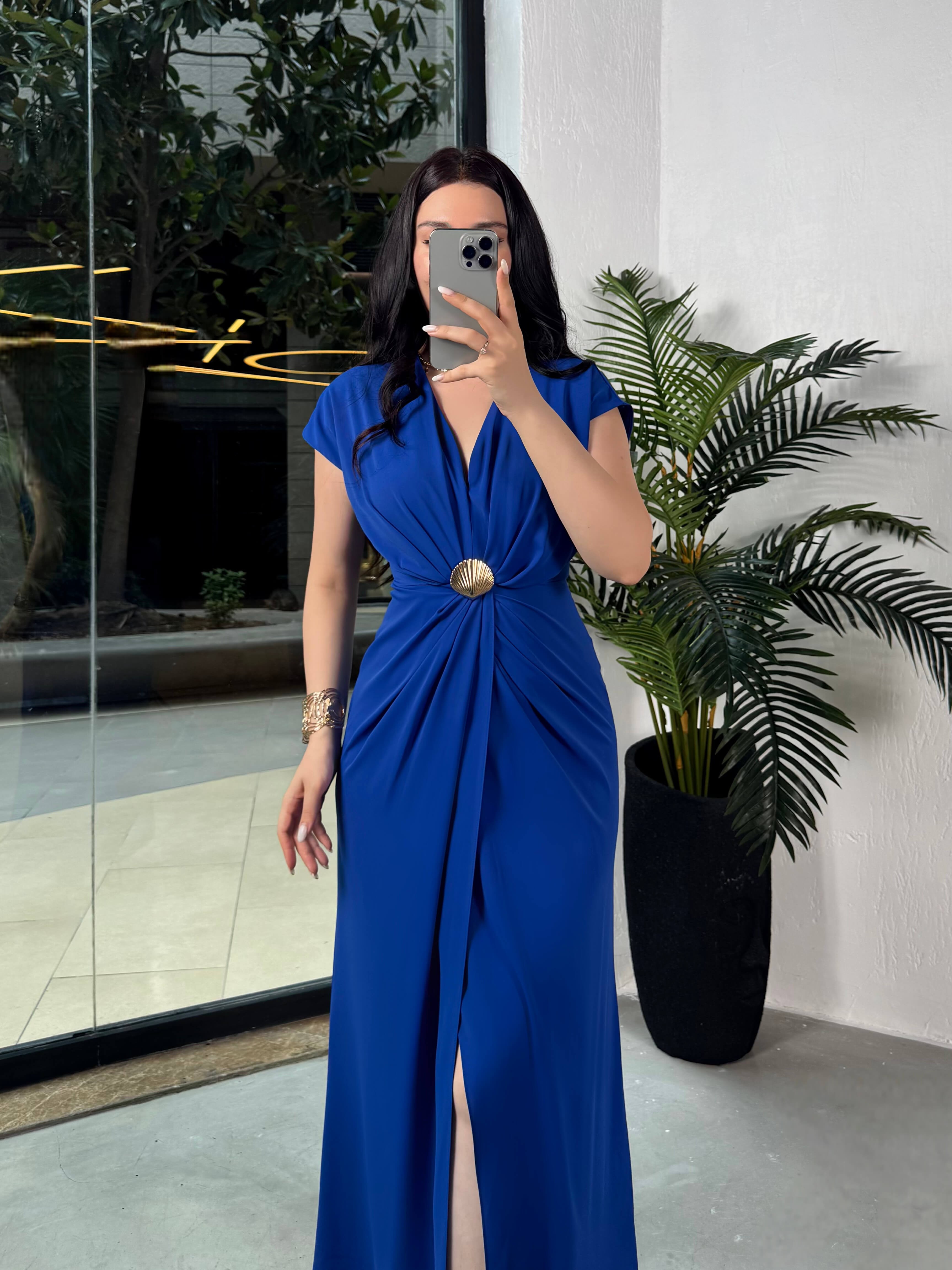 Nomia Deniz Kabuğu Aksesuarlı Çapraz Kesim Dekolteli Uzun Elbise  Saks Mavi