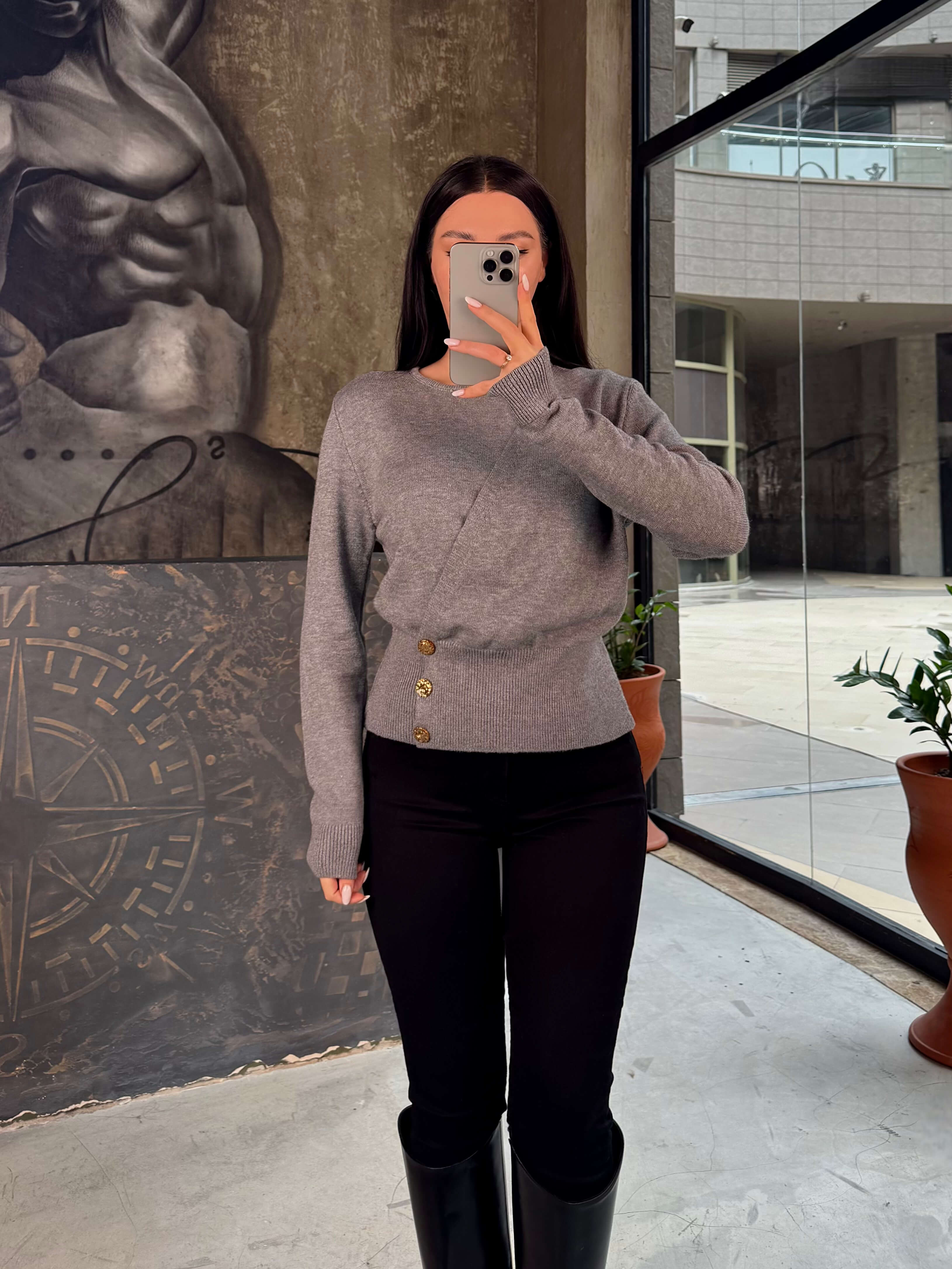 Armina Gol Düğme Aksesuarlı Yakası Dekolte Detaylı Triko Kazak Gri