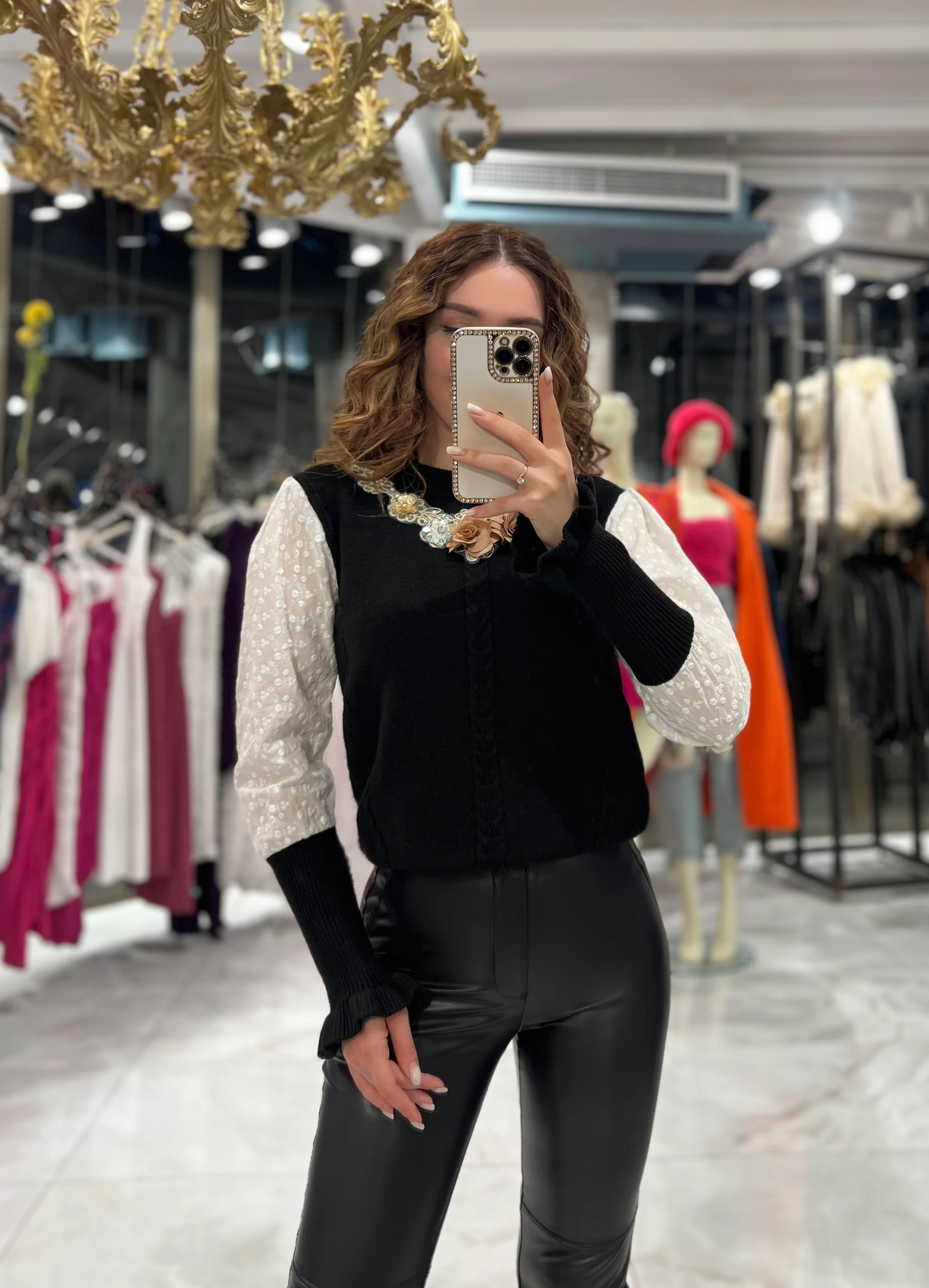 Westoni Aksesuarlı Kolları Fırfırlı Kazak Siyah