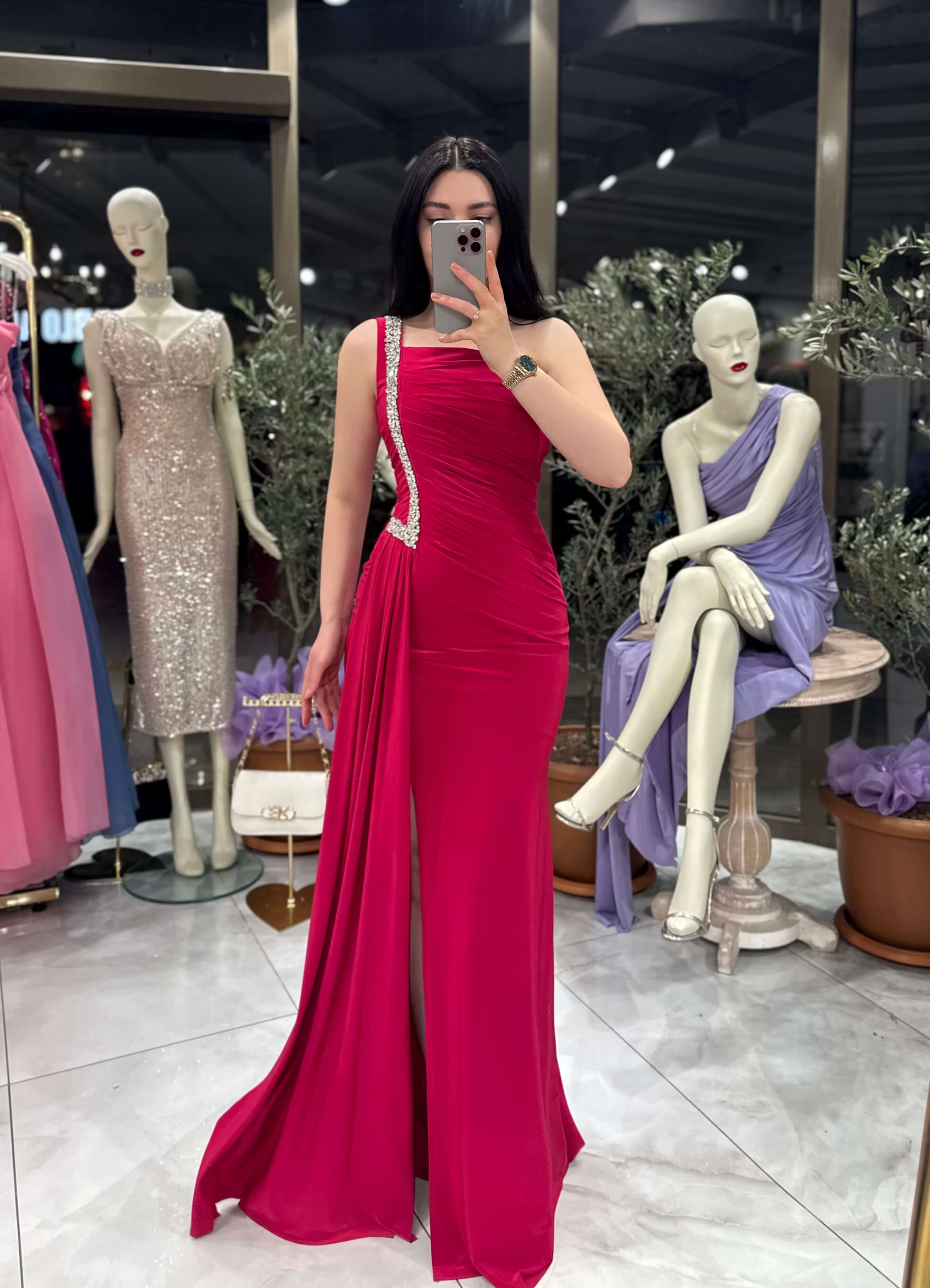 Nadine Taş İşlemeli Tek Kol Önden Yırtmaçlı Uzun Elbise Fuşya