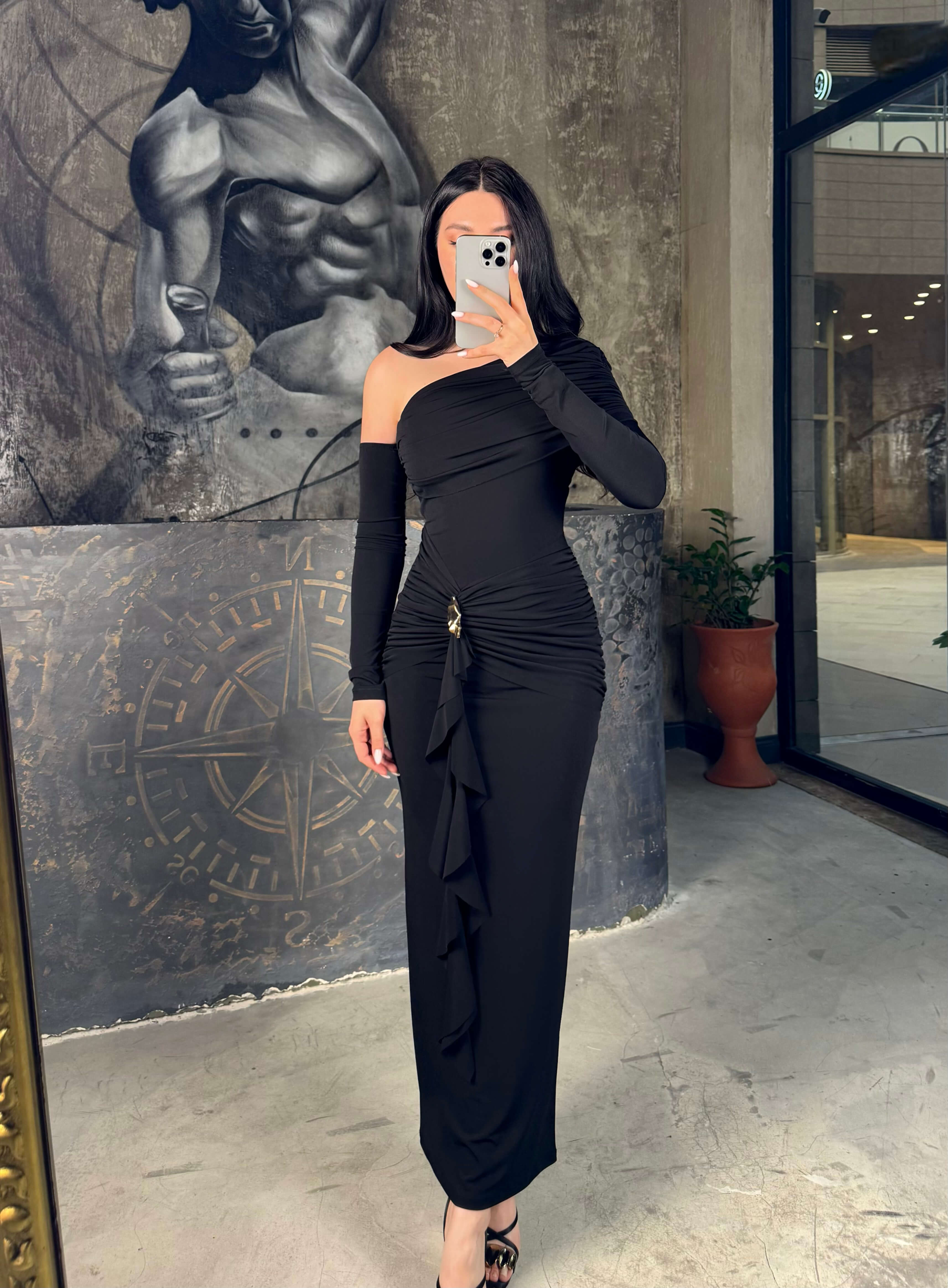 Rayla Düşük Omuz Yan Büzgü Tokalı Midi Boy Elbise Siyah