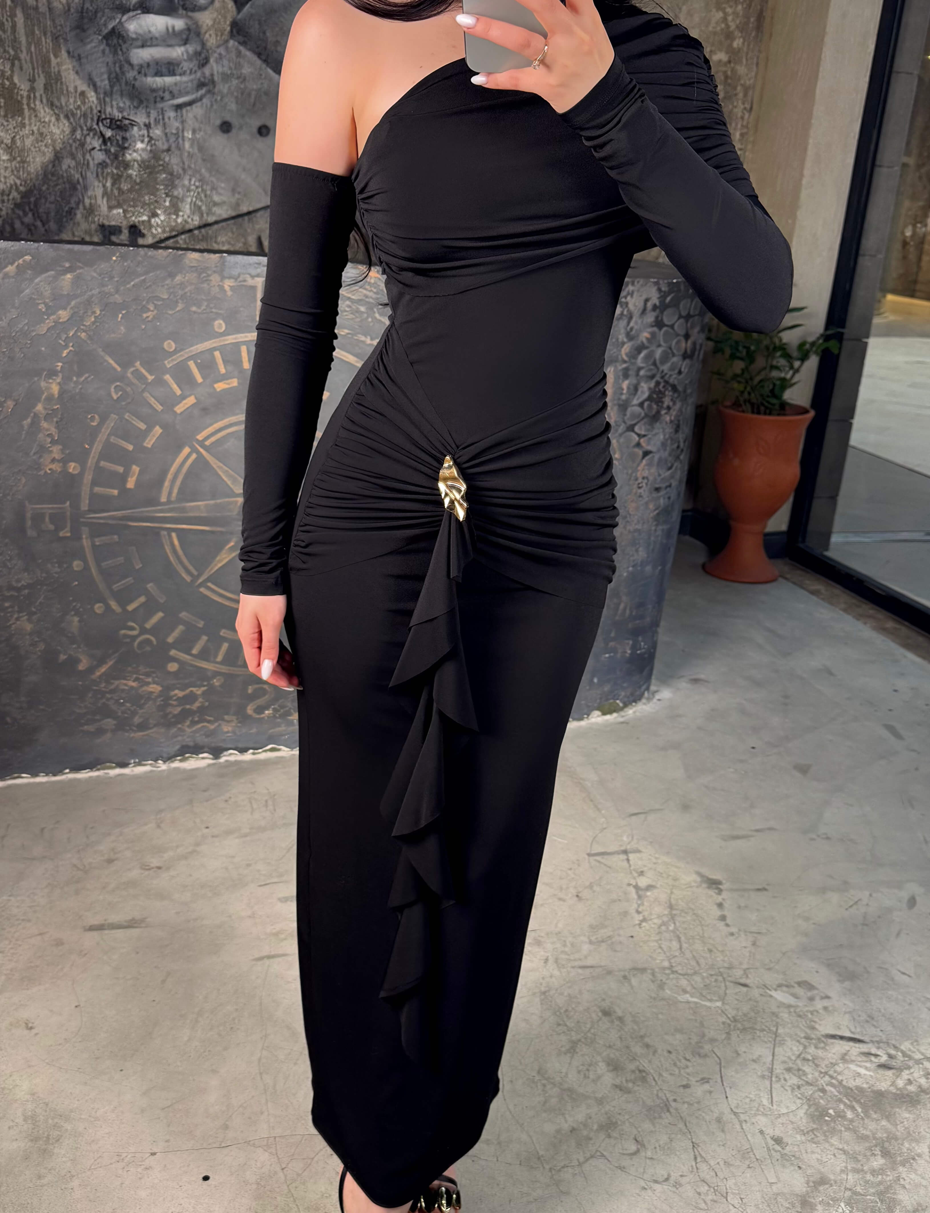 Rayla Düşük Omuz Yan Büzgü Tokalı Midi Boy Elbise Siyah