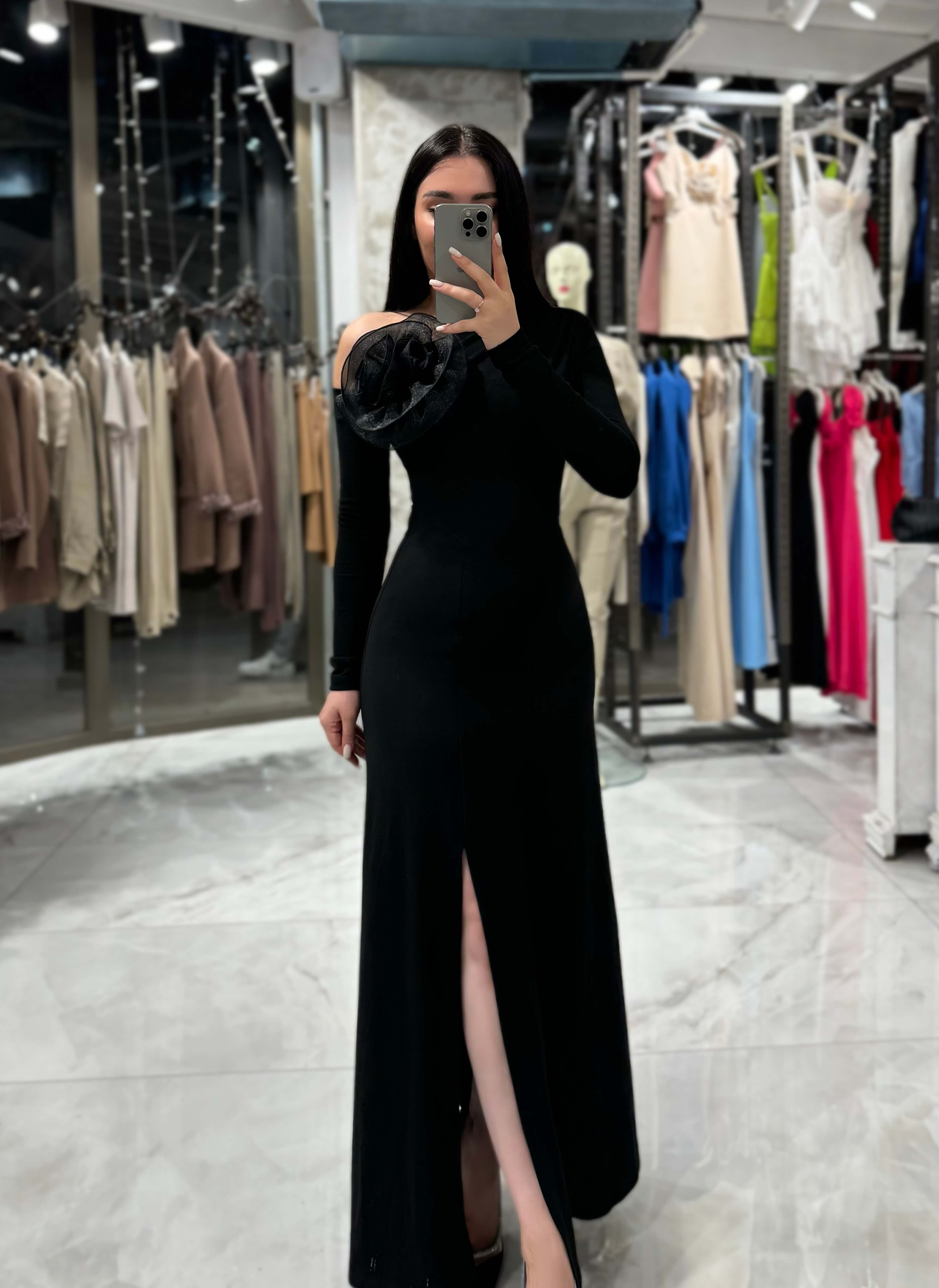 Vayona Gül Detaylı Omuz Dekolteli Maxi Boy Elbise Siyah