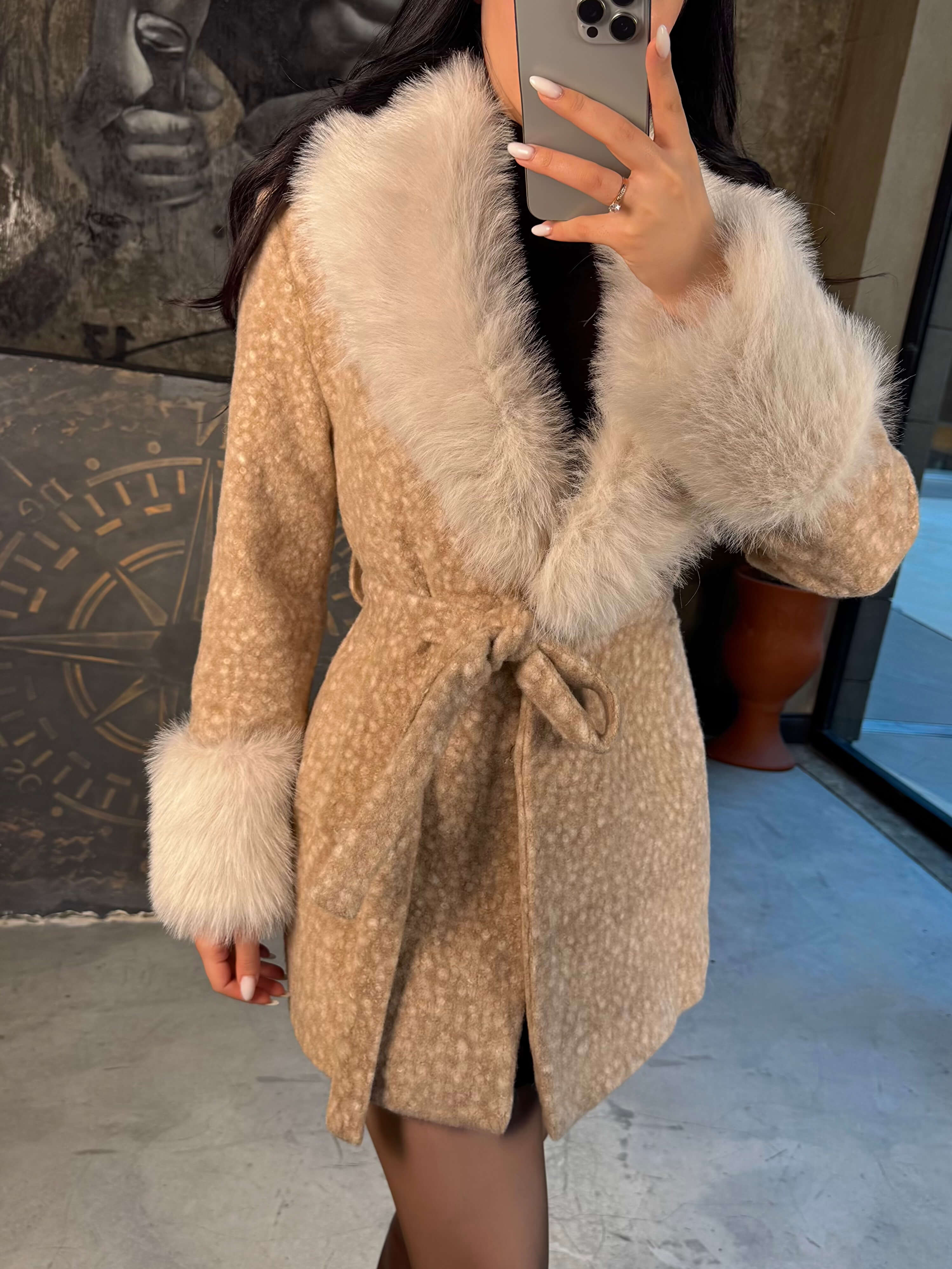 Santer Yaka Ve Kolu Kürklü Kemerli Bukle Kısa Kaban Bej