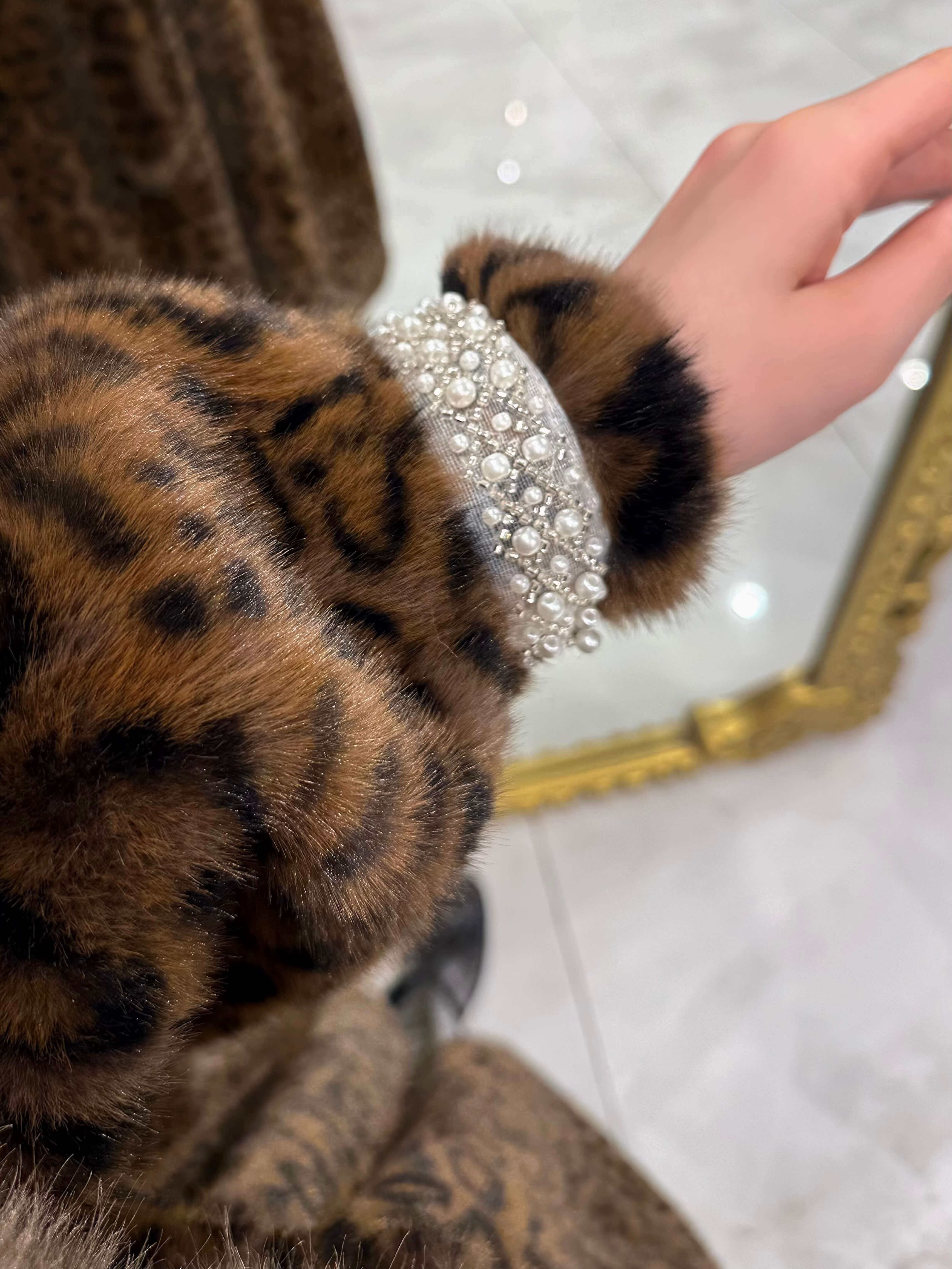 Klea Leopar Desenli Midi Boy Kolu İnci İşlemeli İthal Kürk Kahve