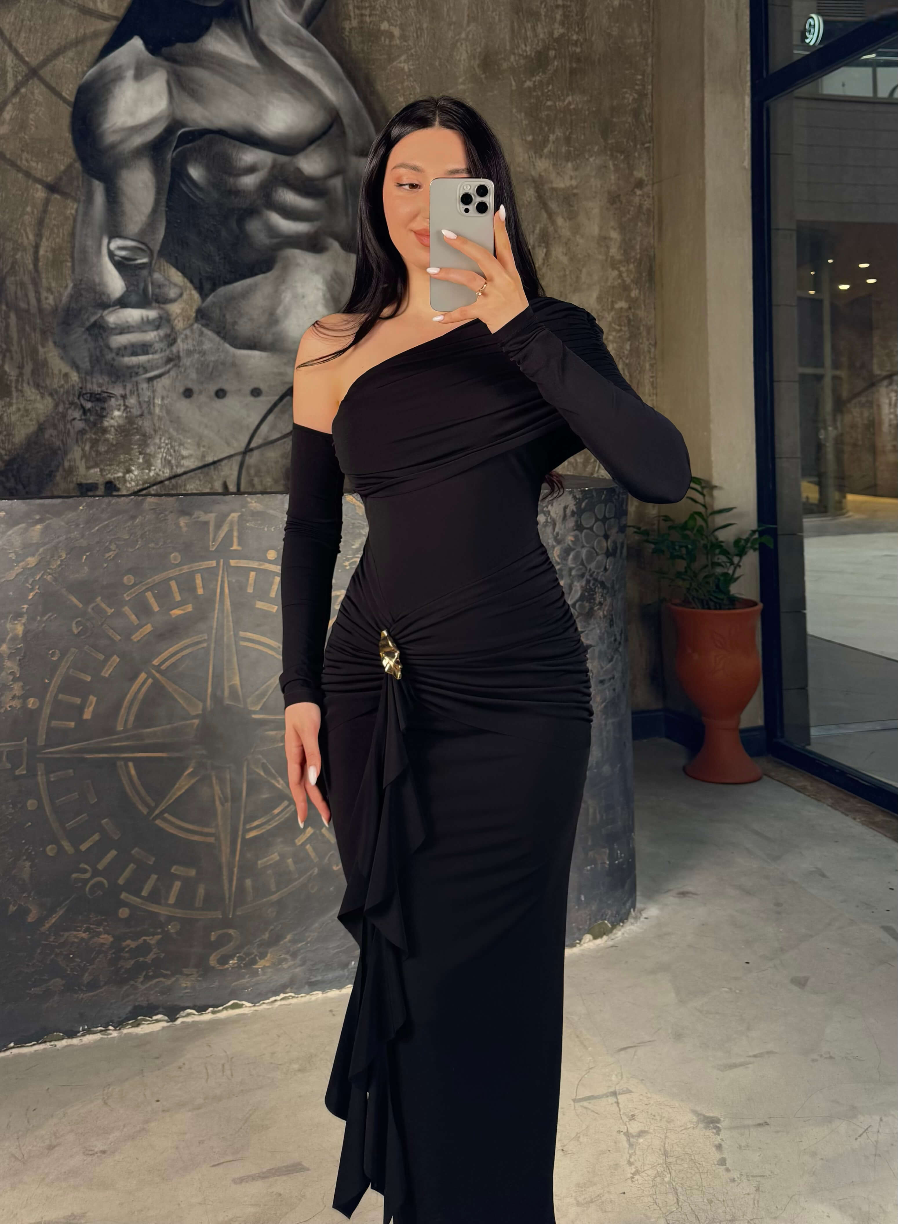 Rayla Düşük Omuz Yan Büzgü Tokalı Midi Boy Elbise Siyah