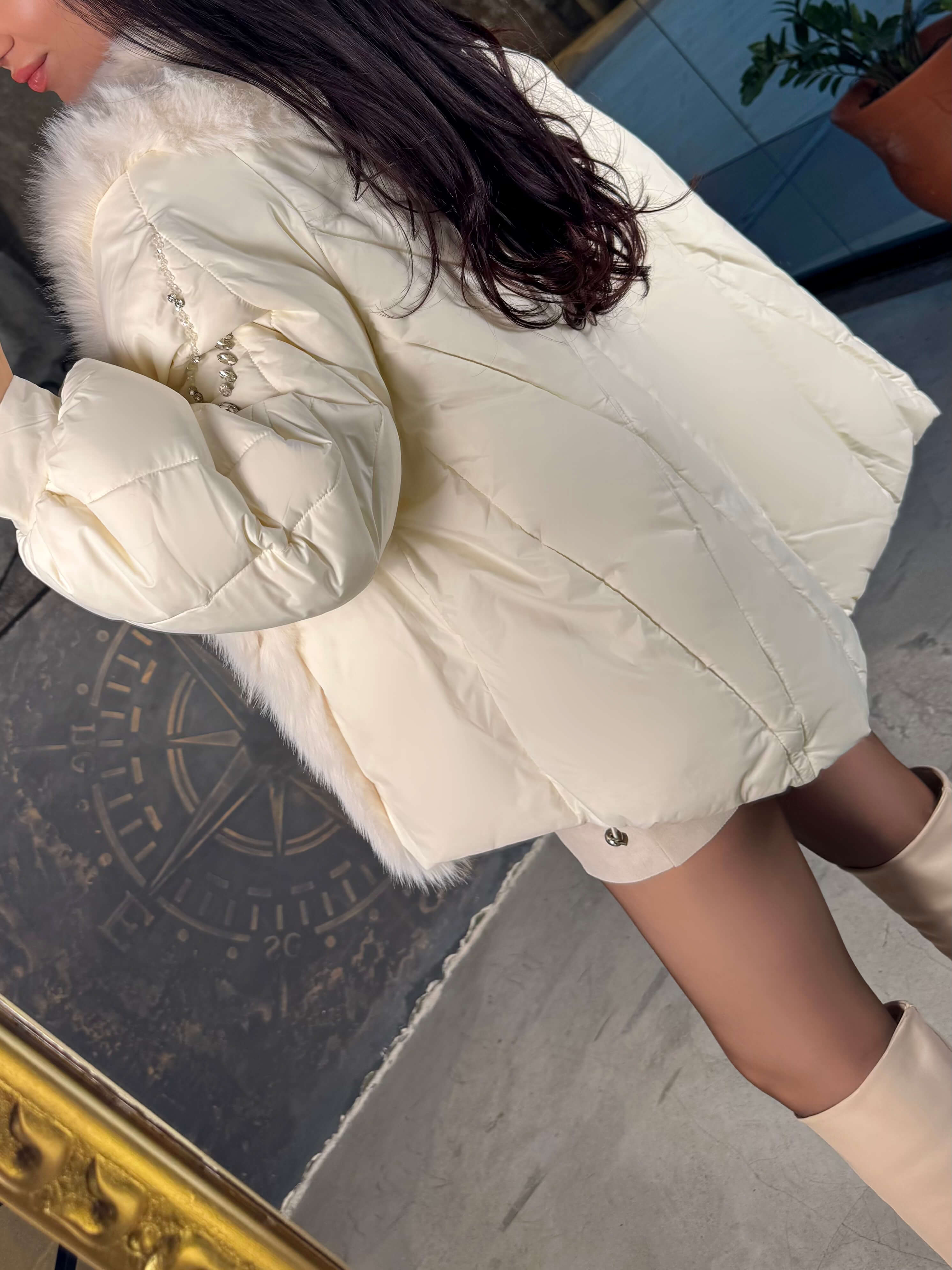 Kimmi Önü Kürk Detay Balon Kol Boncuk Taş İşlemeli İthal Şişme Mont Ekru