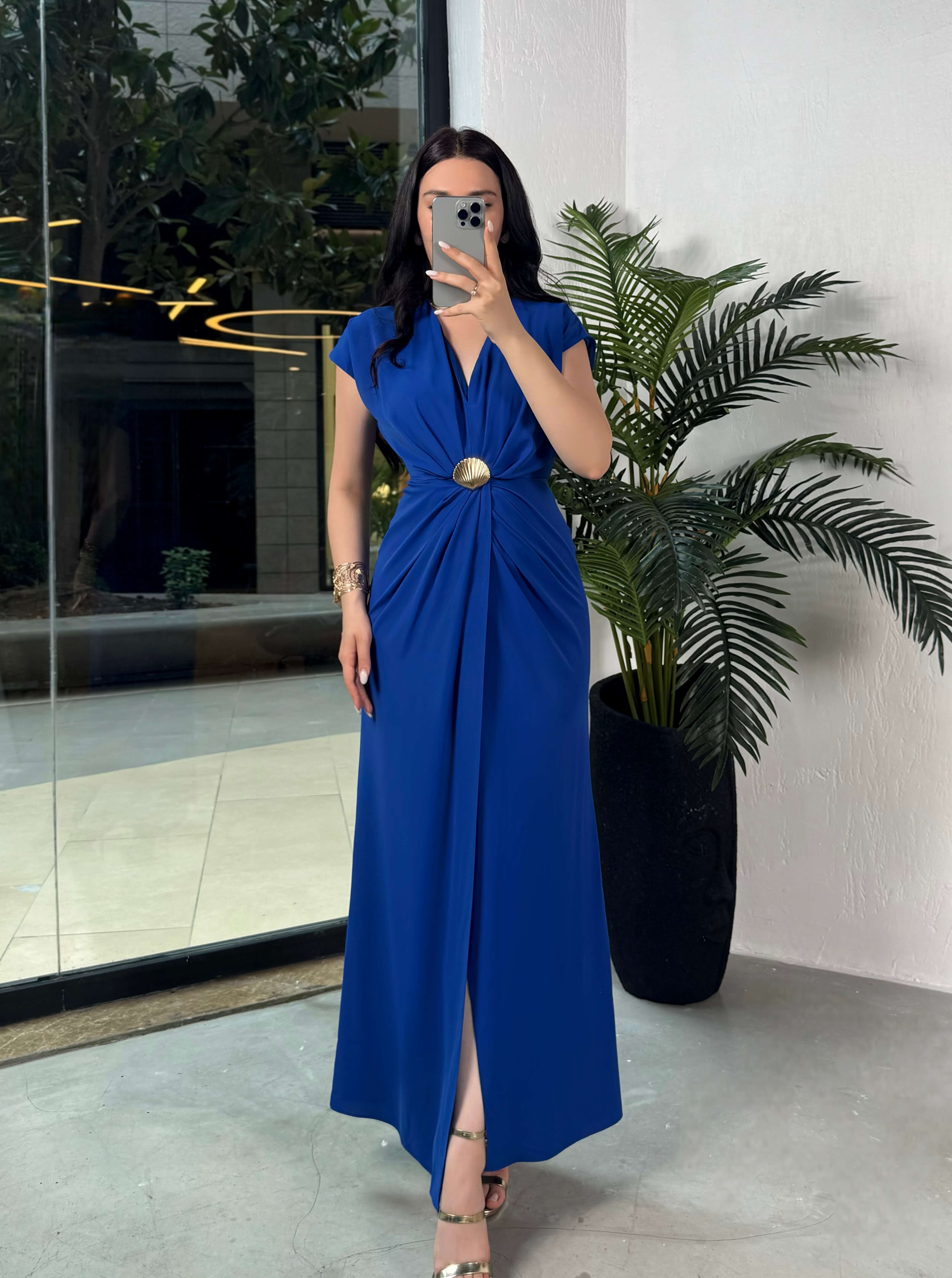 Nomia Deniz Kabuğu Aksesuarlı Çapraz Kesim Dekolteli Uzun Elbise  Saks Mavi
