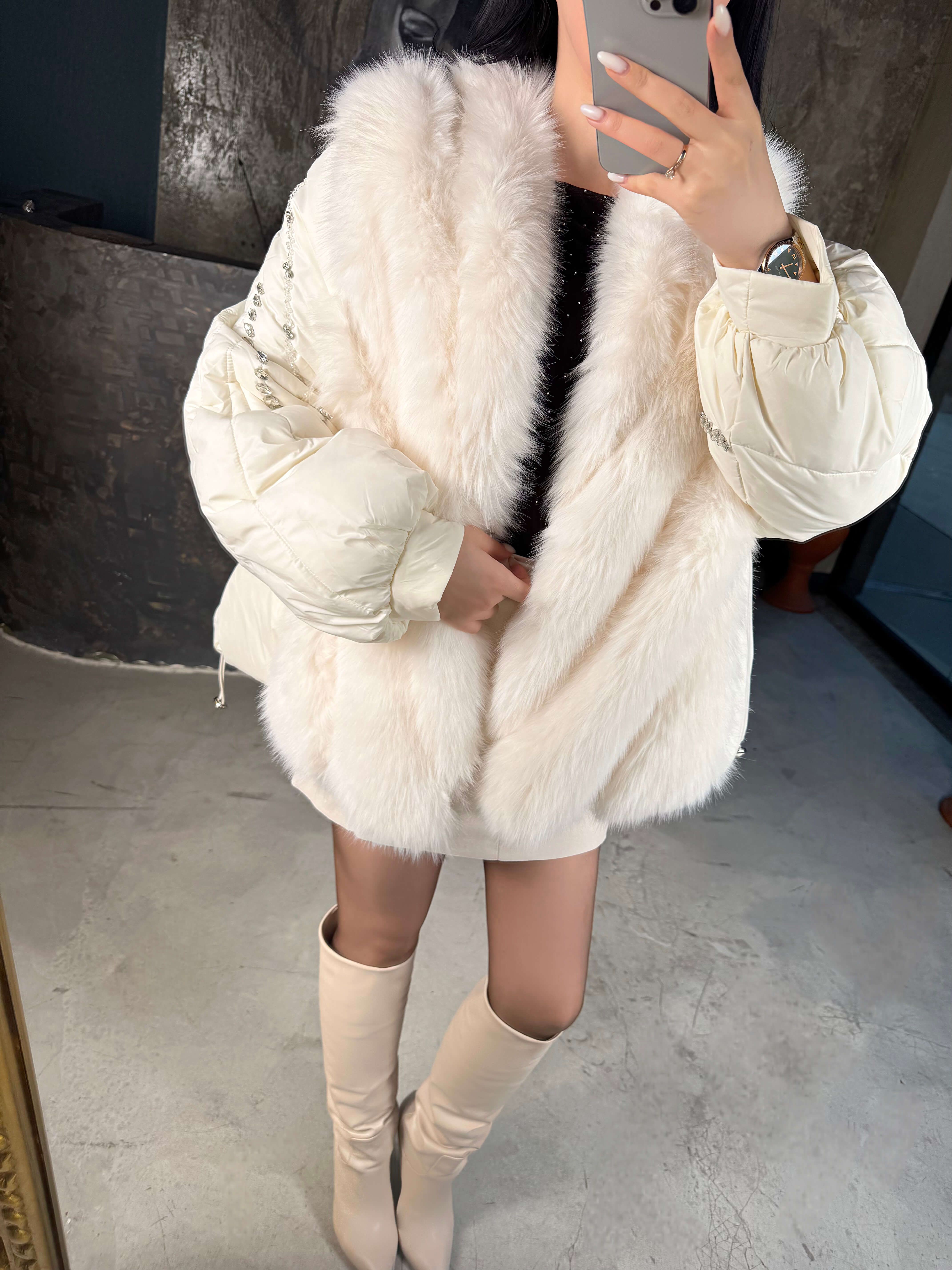 Kimmi Önü Kürk Detay Balon Kol Boncuk Taş İşlemeli İthal Şişme Mont Ekru