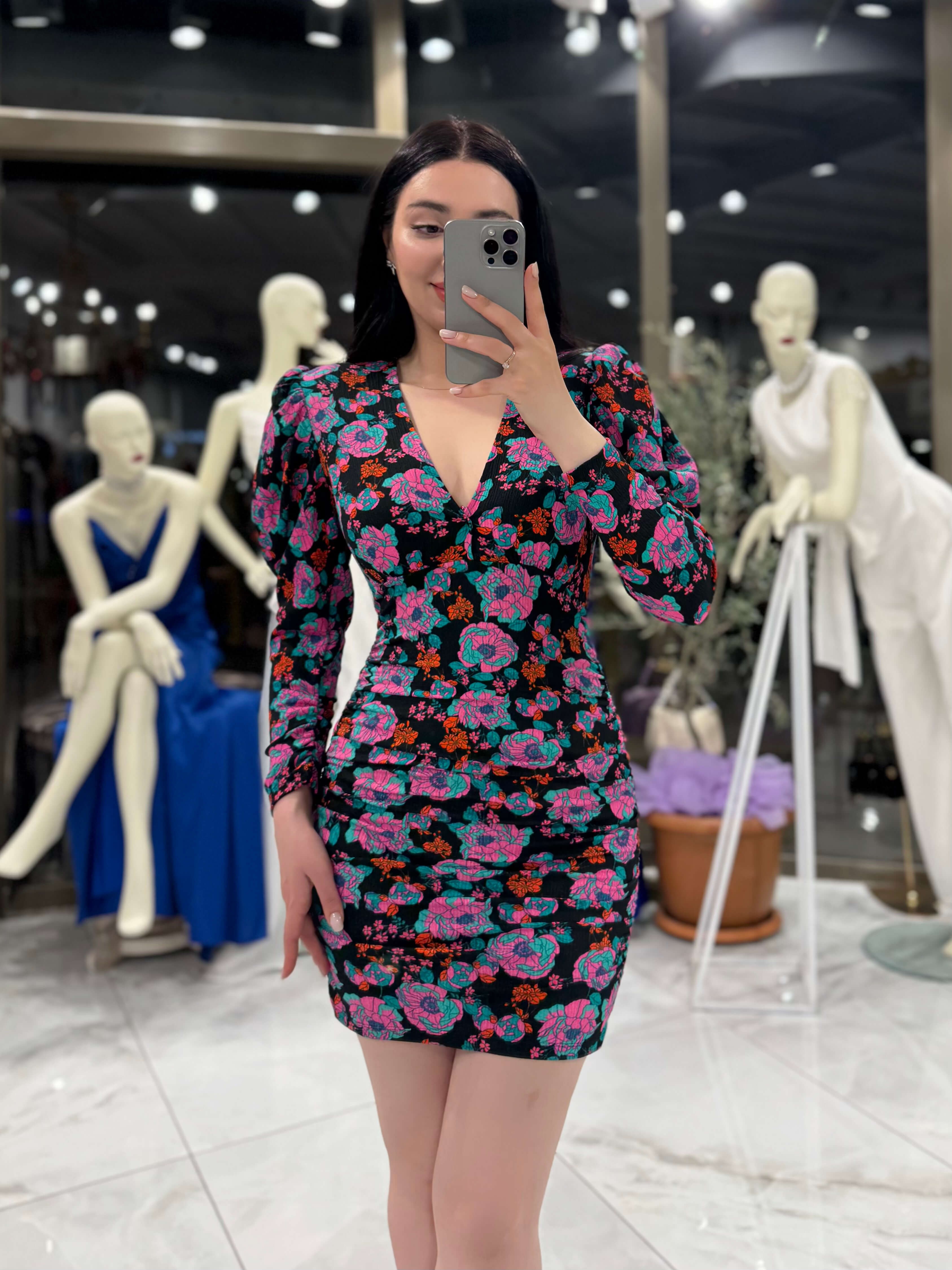 Lillesol Göğüs Dekolteli Yanları Ve Kolu Büzgülü Vatkalı Likralı Mini Elbise Fuşya