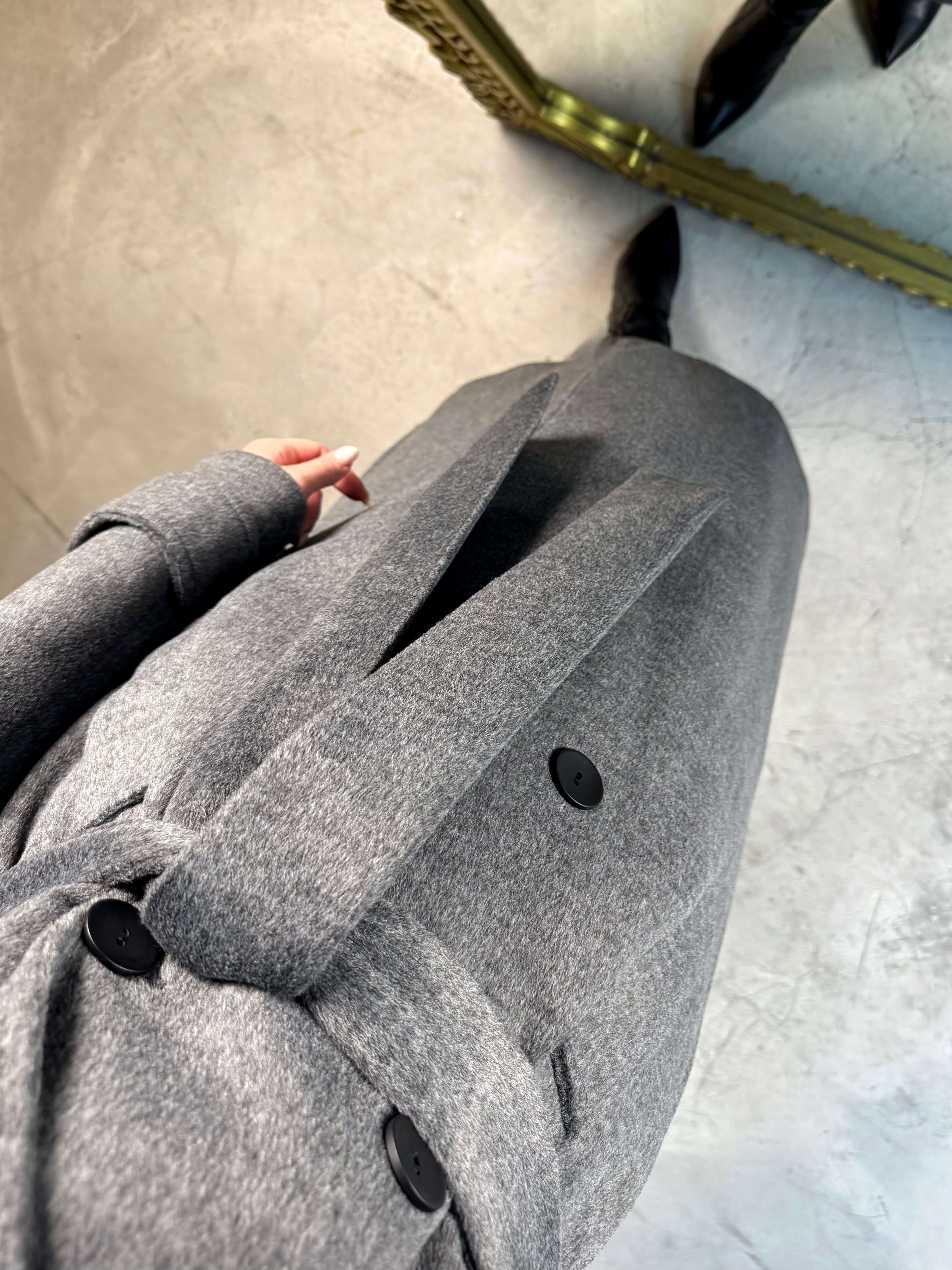 Brendes Kolları Apoletli Kuşaklı Uzun Boy Önü Düğmeli Arkası Yırtmaçlı Yün Karışımlı Rahat Kalıp Kaban Gri