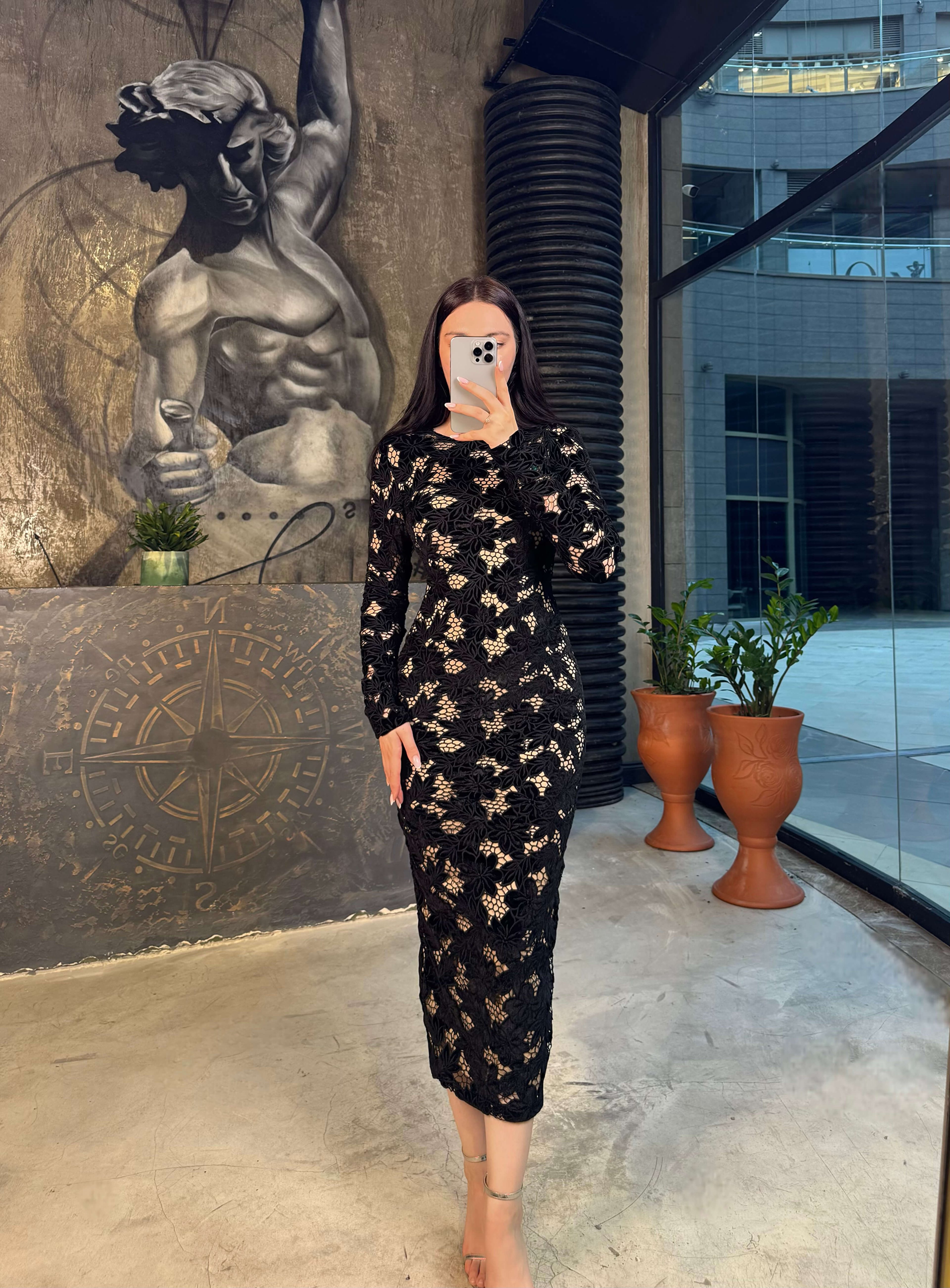 Linara Ekstra Dar Kalıp Kadife Çİçek Desenli Dantel Uzun Kol Midi Boy Elbise Siyah