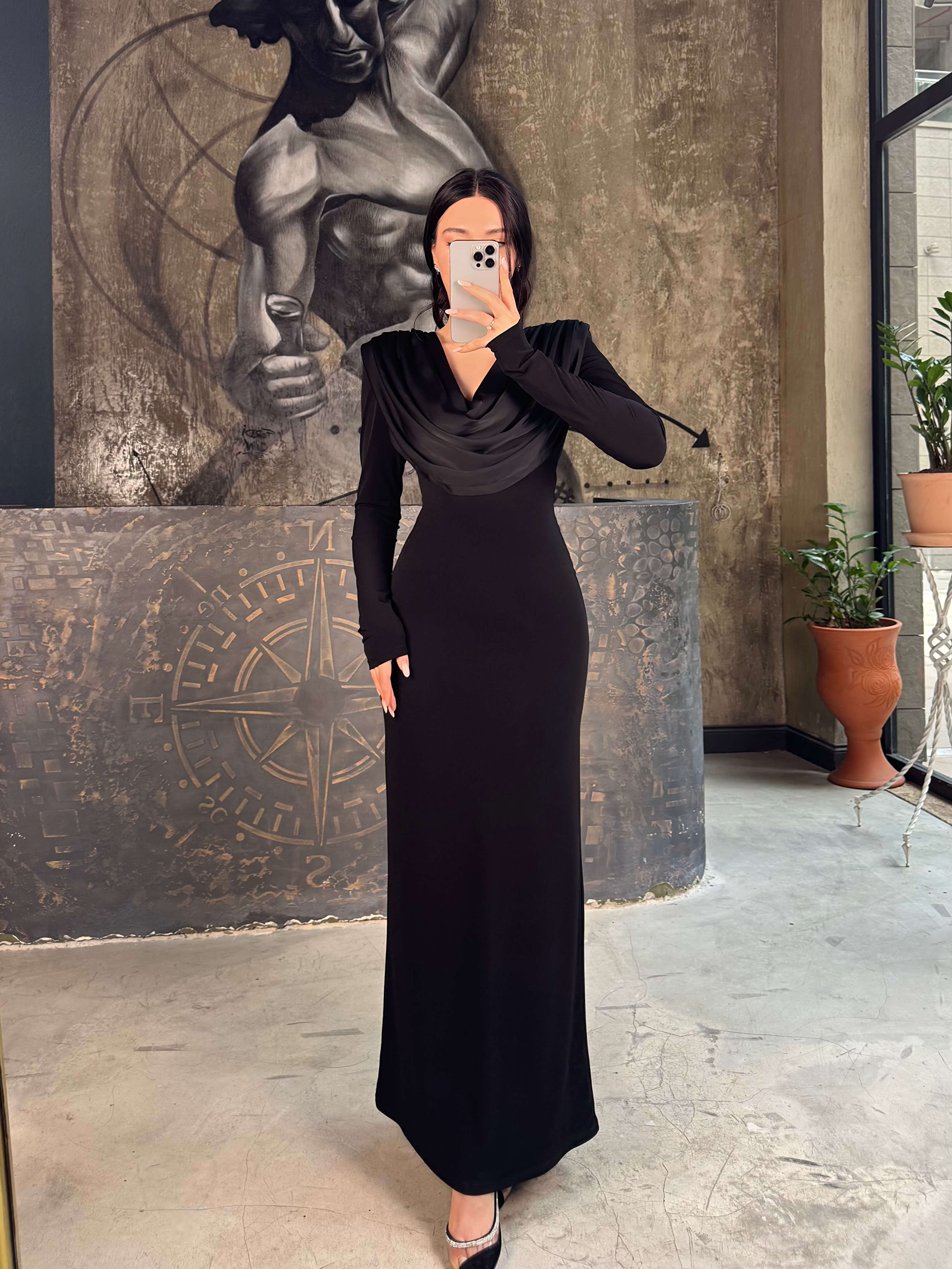 Mildred Omuz Vatkalı Pileli Degaje Yaka Likralı Uzun Elbise Siyah