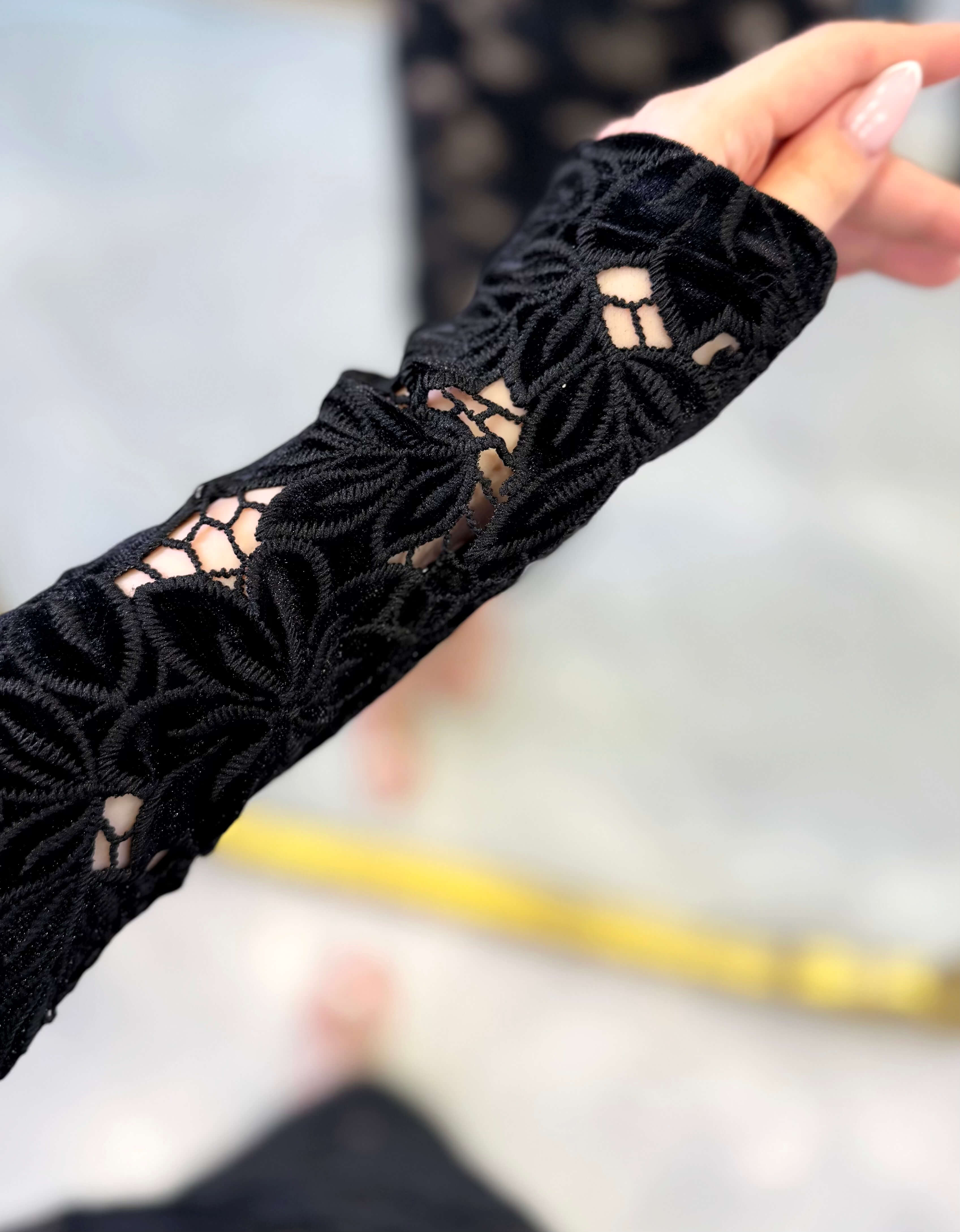 Linara Ekstra Dar Kalıp Kadife Çİçek Desenli Dantel Uzun Kol Midi Boy Elbise Siyah