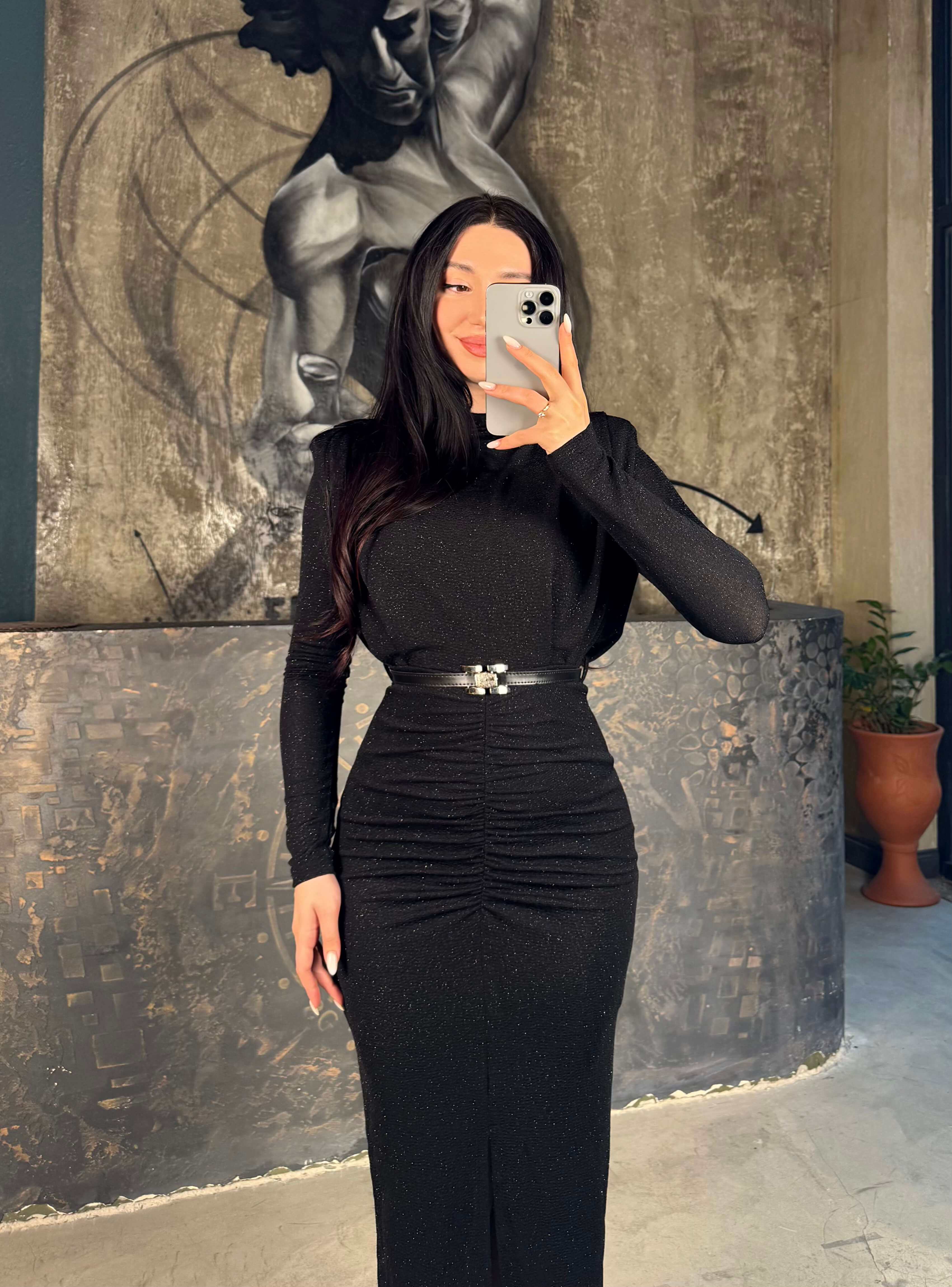 Kaya Dik Yaka Vatkalı Önü Büzgülü Midi Boy Kemerli Simli Elbise Siyah