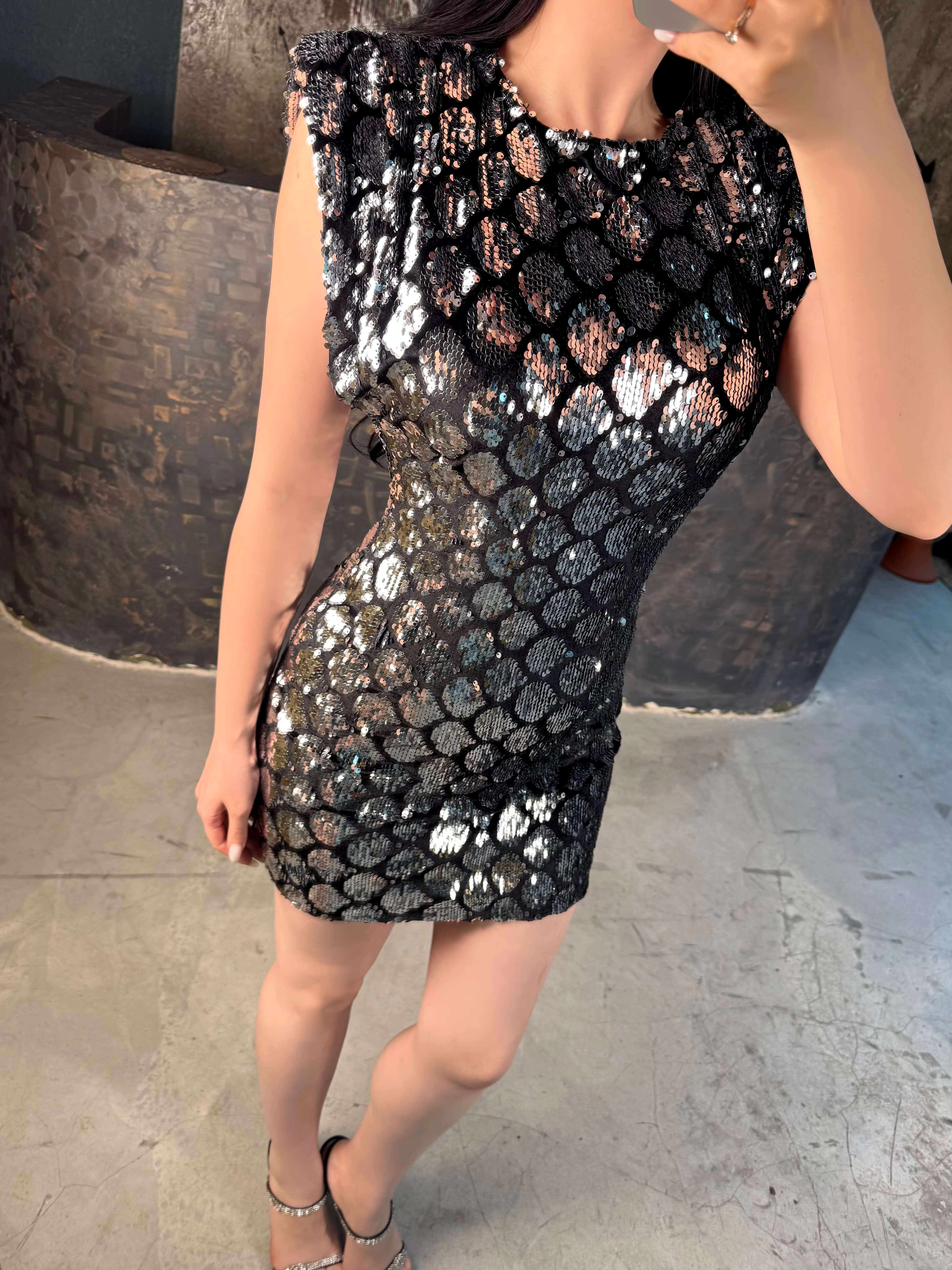 Assol Pul Payet Sırtı Dekolteli Omuz Vatkalı Mini Elbise Gümüş